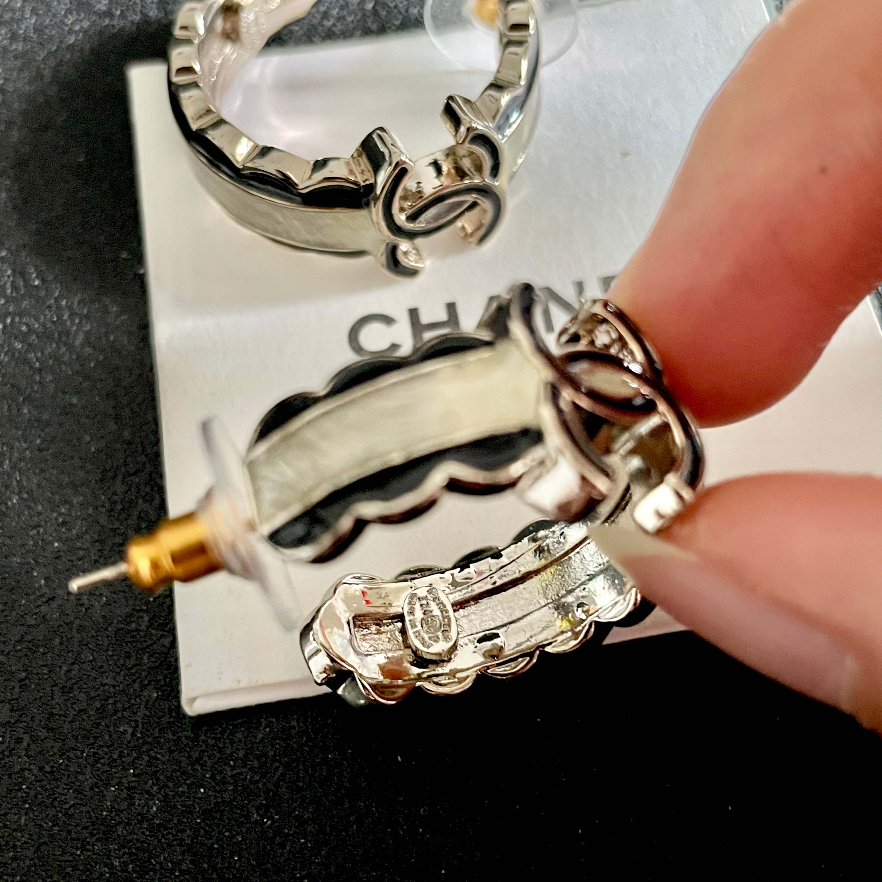 Chanel香奈儿 中古 耳钉👀小香家的款式真心无需多介绍😘🎶每一款都超好看，精致大方，非常显气质.