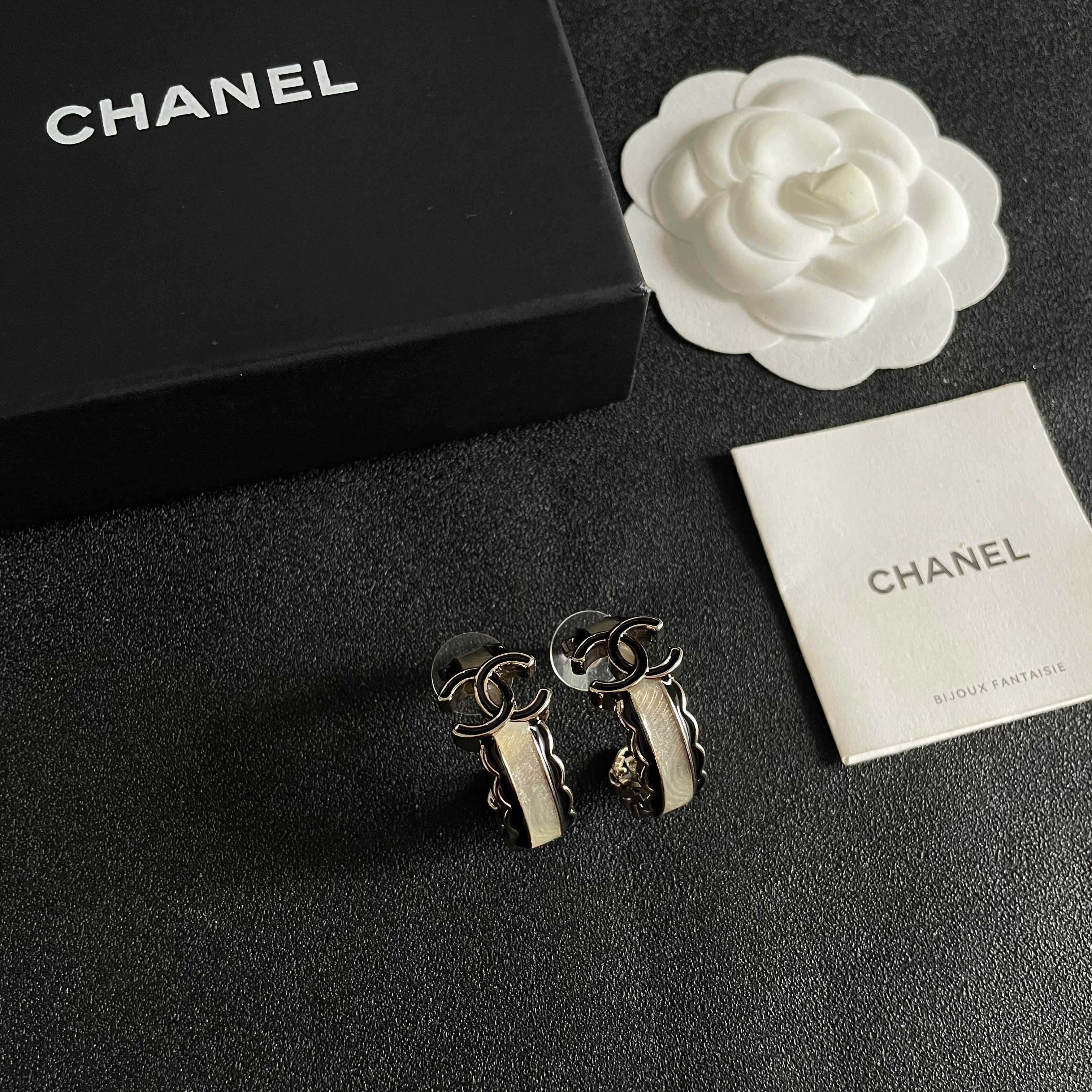Chanel香奈儿 中古 耳钉👀小香家的款式真心无需多介绍😘🎶每一款都超好看，精致大方，非常显气质.
