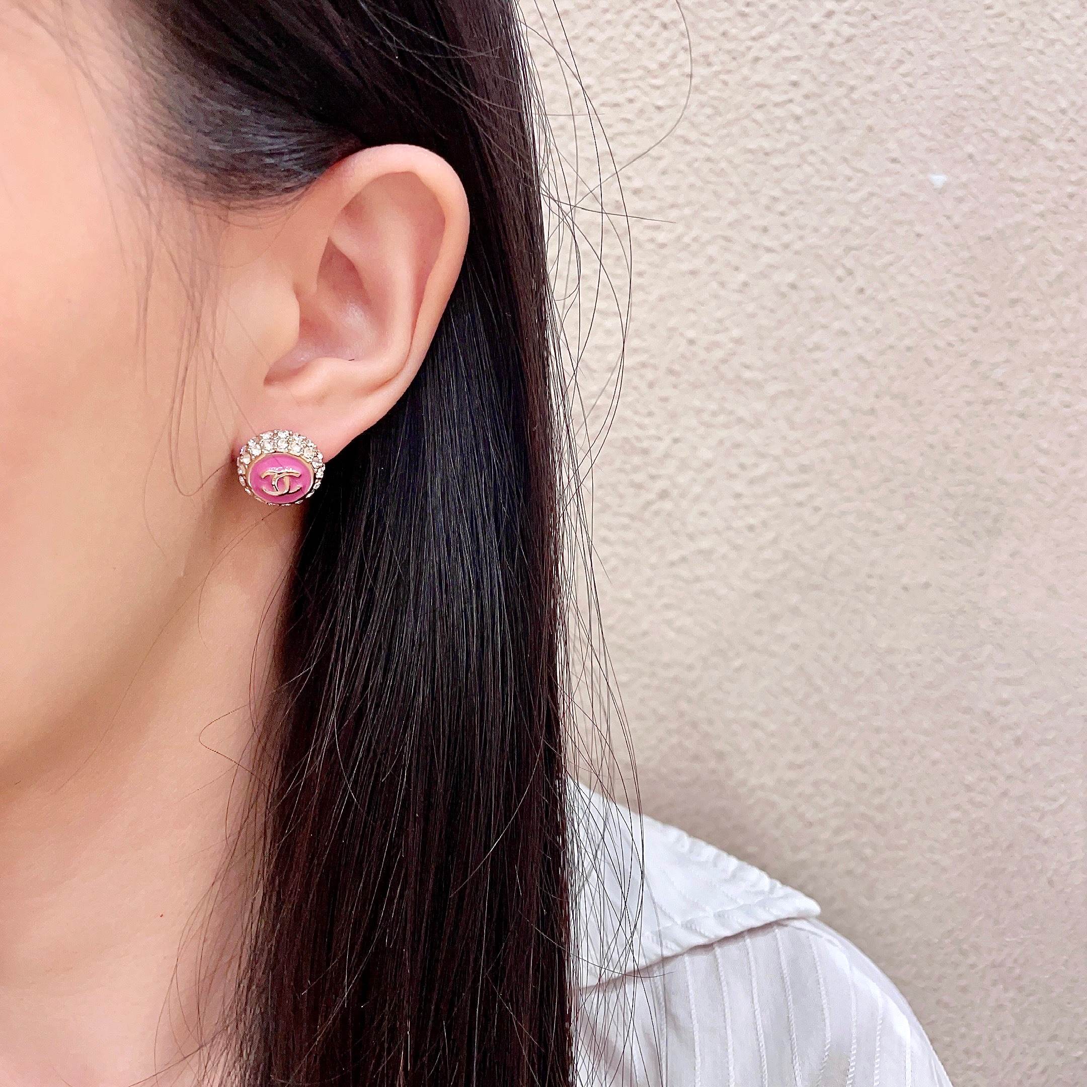 Chanel香奈儿 中古 耳钉👀小香家的款式真心无需多介绍😘🎶每一款都超好看，精致大方，非常显气质.