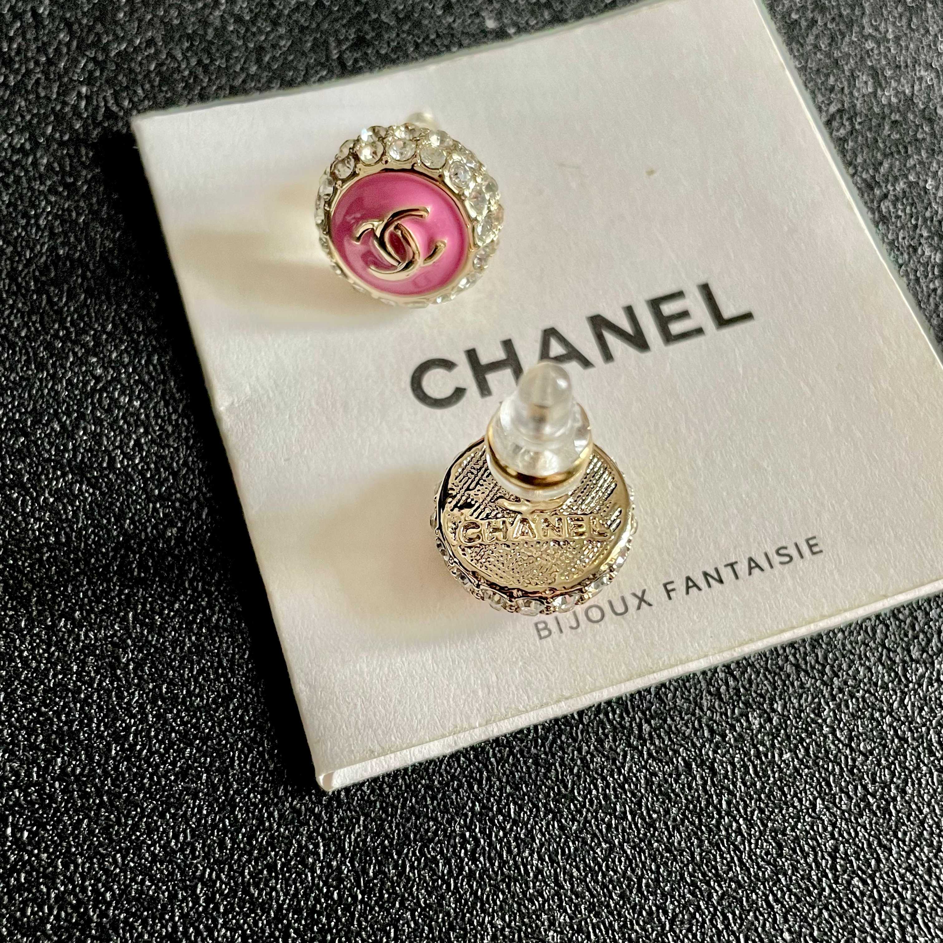 Chanel香奈儿 中古 耳钉👀小香家的款式真心无需多介绍😘🎶每一款都超好看，精致大方，非常显气质.