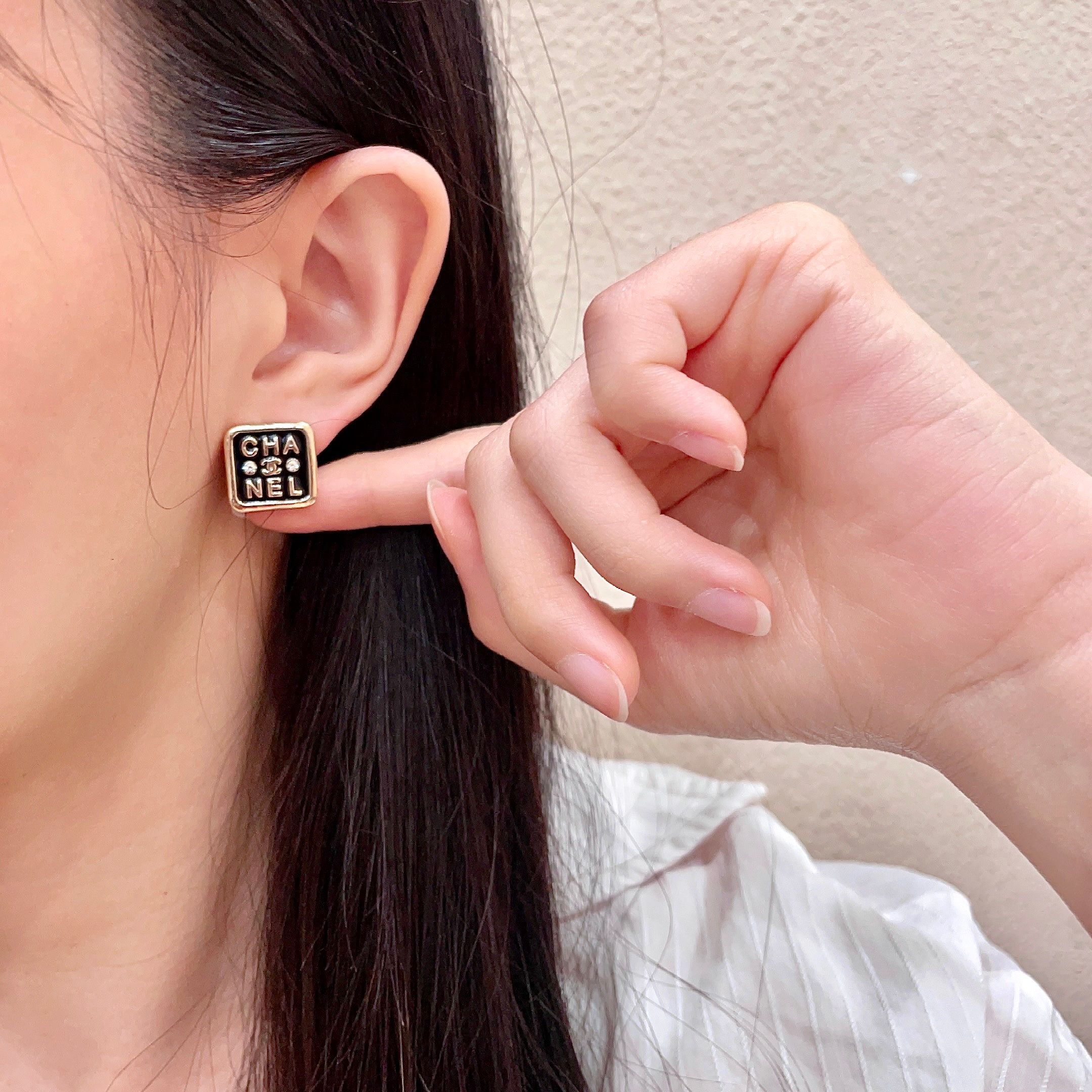 Chanel香奈儿 中古 耳钉👀小香家的款式真心无需多介绍😘🎶每一款都超好看，精致大方，非常显气质.