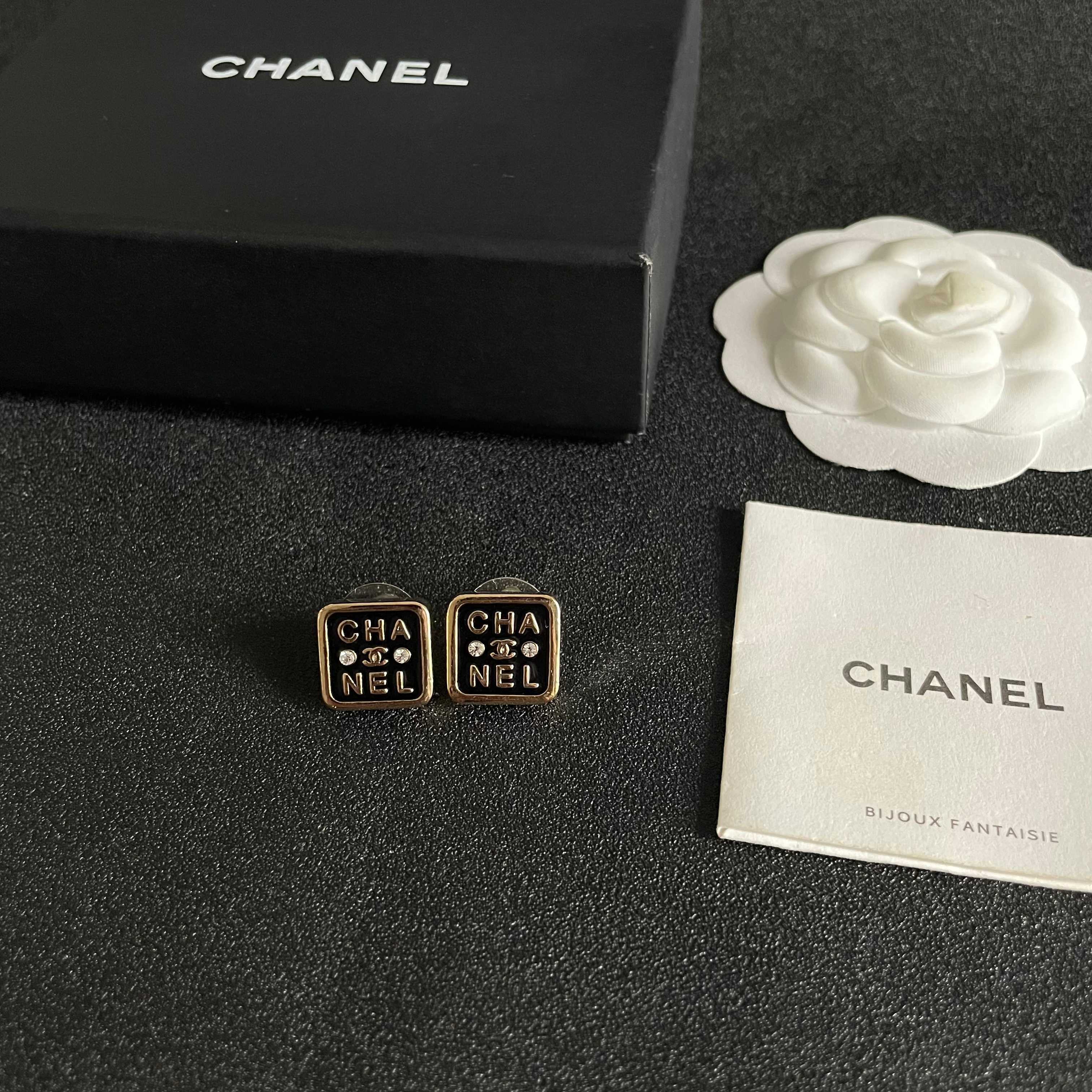 Chanel香奈儿 中古 耳钉👀小香家的款式真心无需多介绍😘🎶每一款都超好看，精致大方，非常显气质.