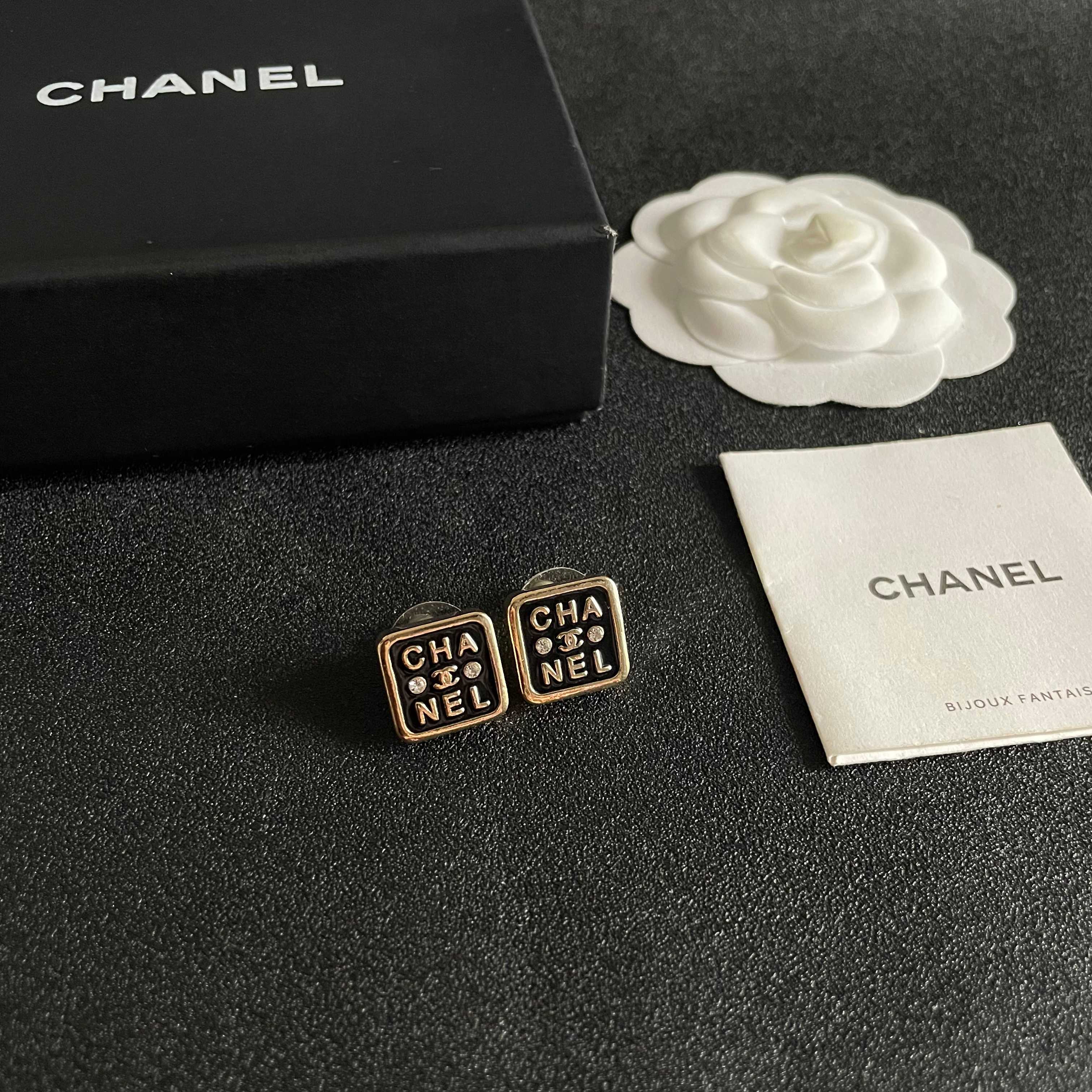 Chanel香奈儿 中古 耳钉👀小香家的款式真心无需多介绍😘🎶每一款都超好看，精致大方，非常显气质.