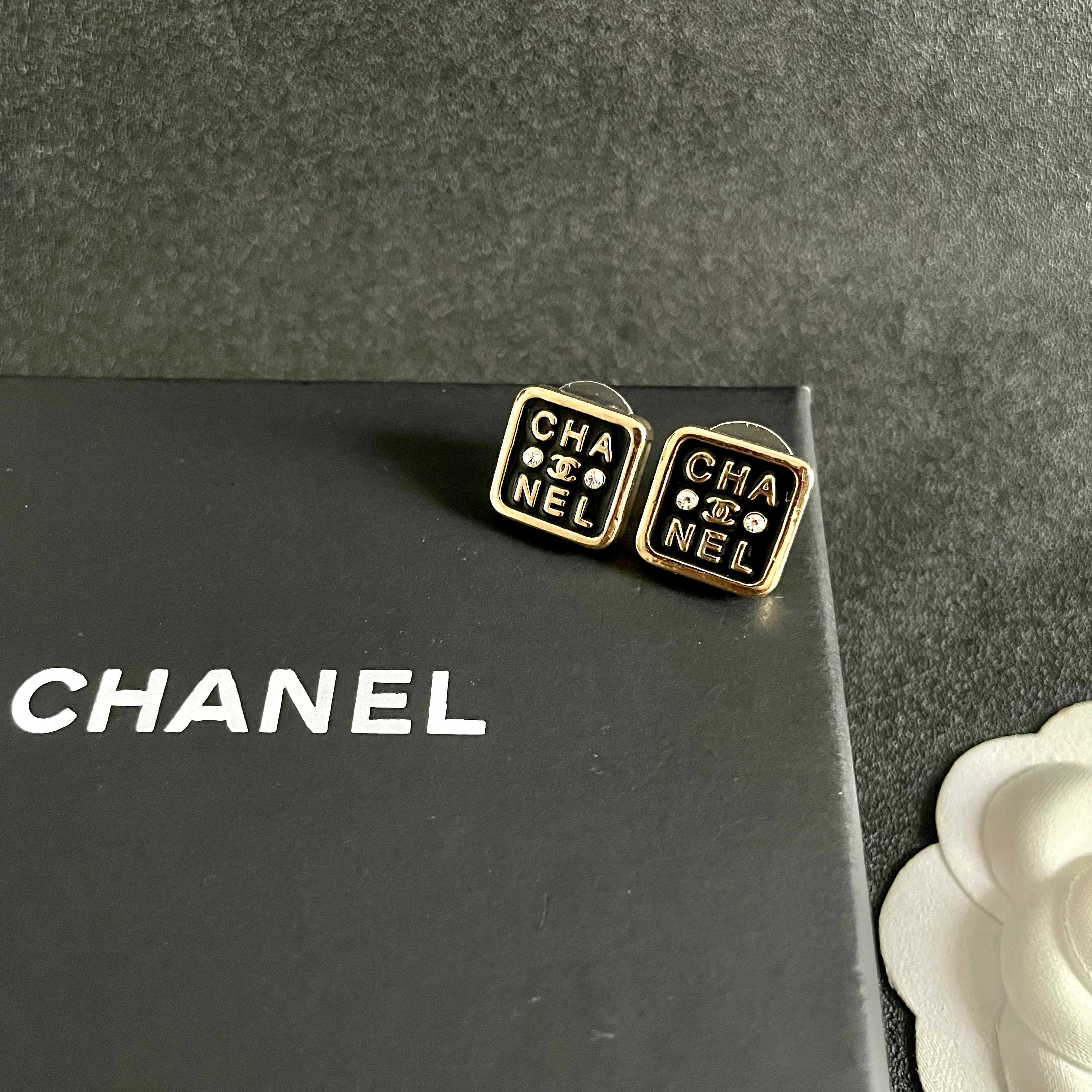 Chanel香奈儿 中古 耳钉👀小香家的款式真心无需多介绍😘🎶每一款都超好看，精致大方，非常显气质.
