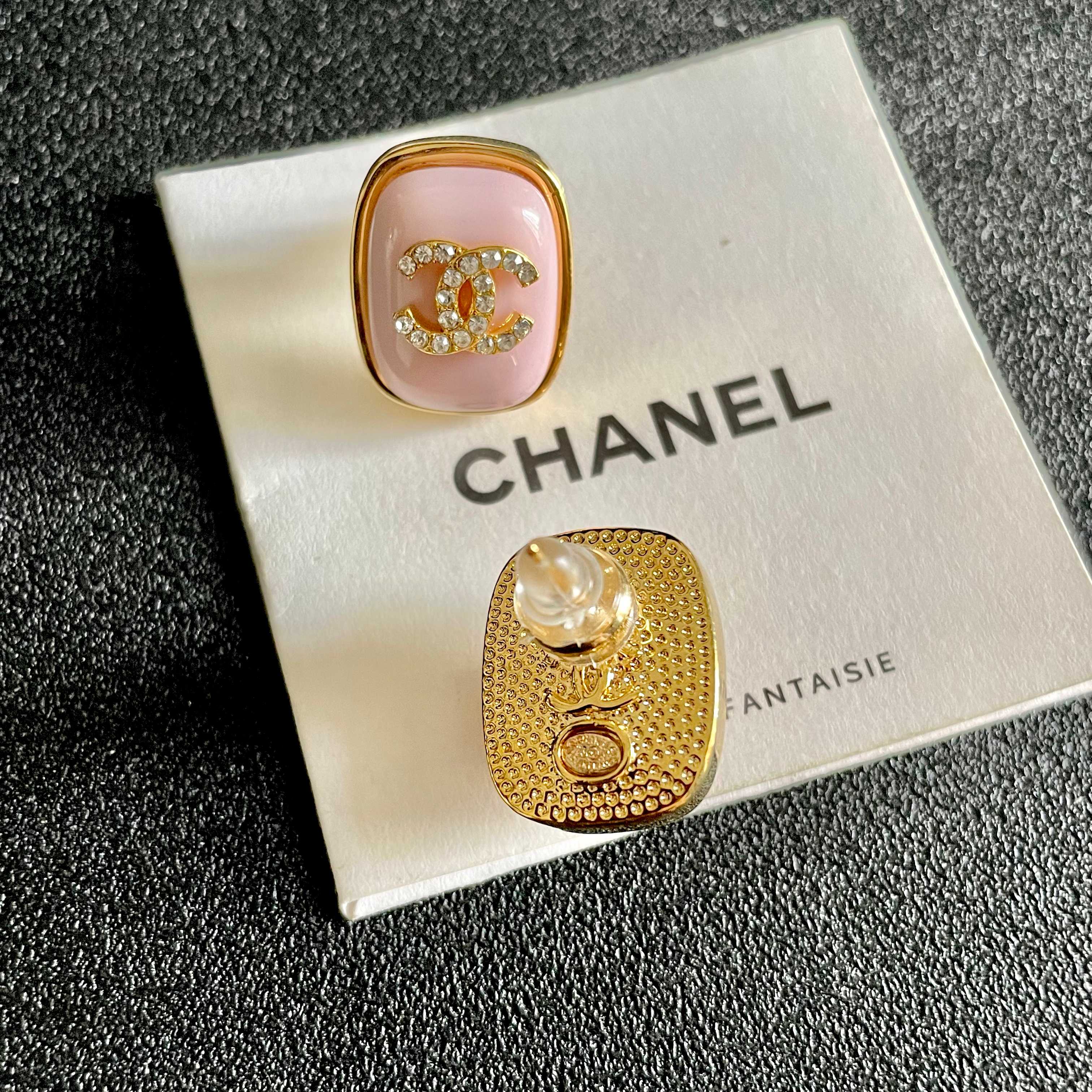Chanel香奈儿 中古 耳钉👀小香家的款式真心无需多介绍😘🎶每一款都超好看，精致大方，非常显气质.