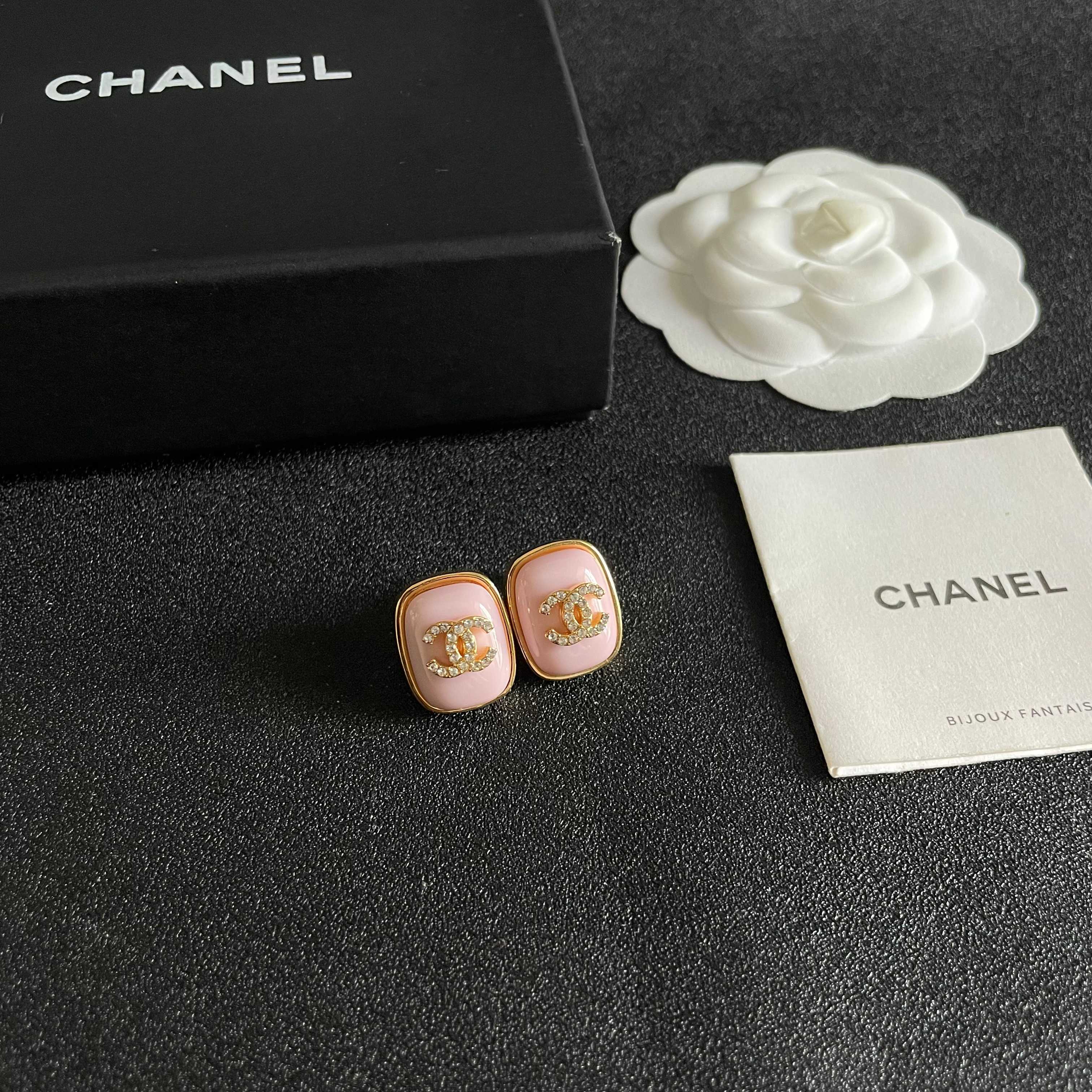 Chanel香奈儿 中古 耳钉👀小香家的款式真心无需多介绍😘🎶每一款都超好看，精致大方，非常显气质.