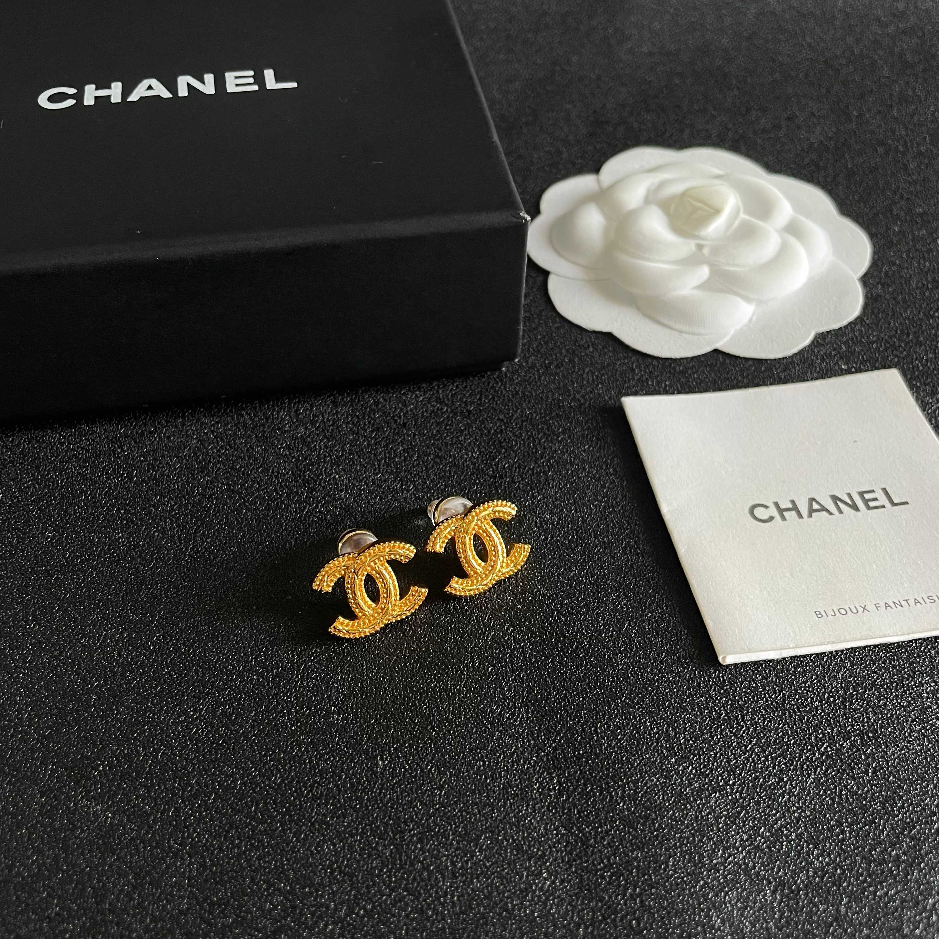 Chanel香奈儿 中古 耳钉👀小香家的款式真心无需多介绍😘🎶每一款都超好看，精致大方，非常显气质.