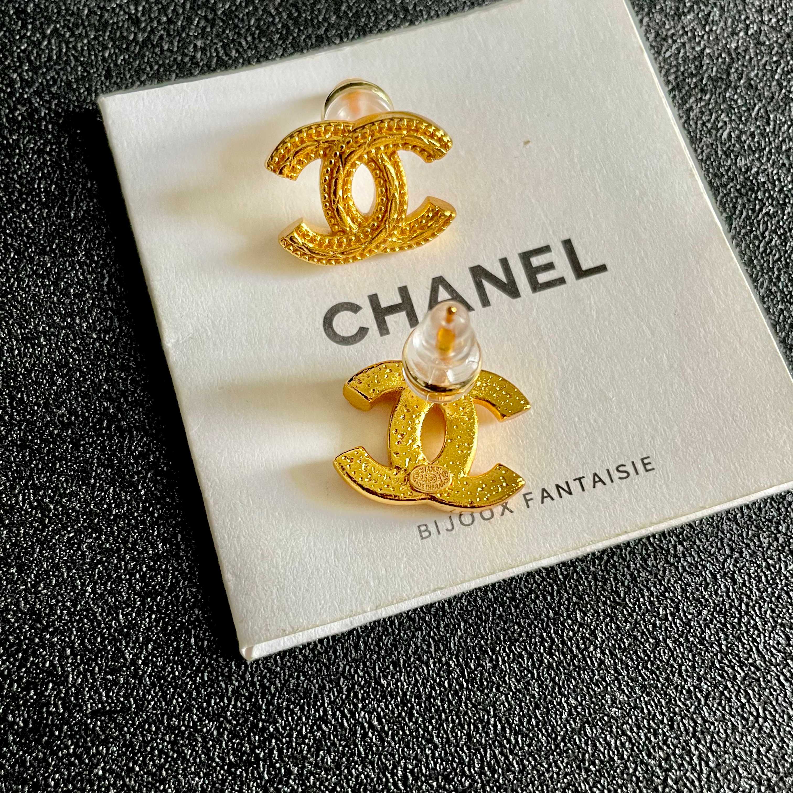 Chanel香奈儿 中古 耳钉👀小香家的款式真心无需多介绍😘🎶每一款都超好看，精致大方，非常显气质.
