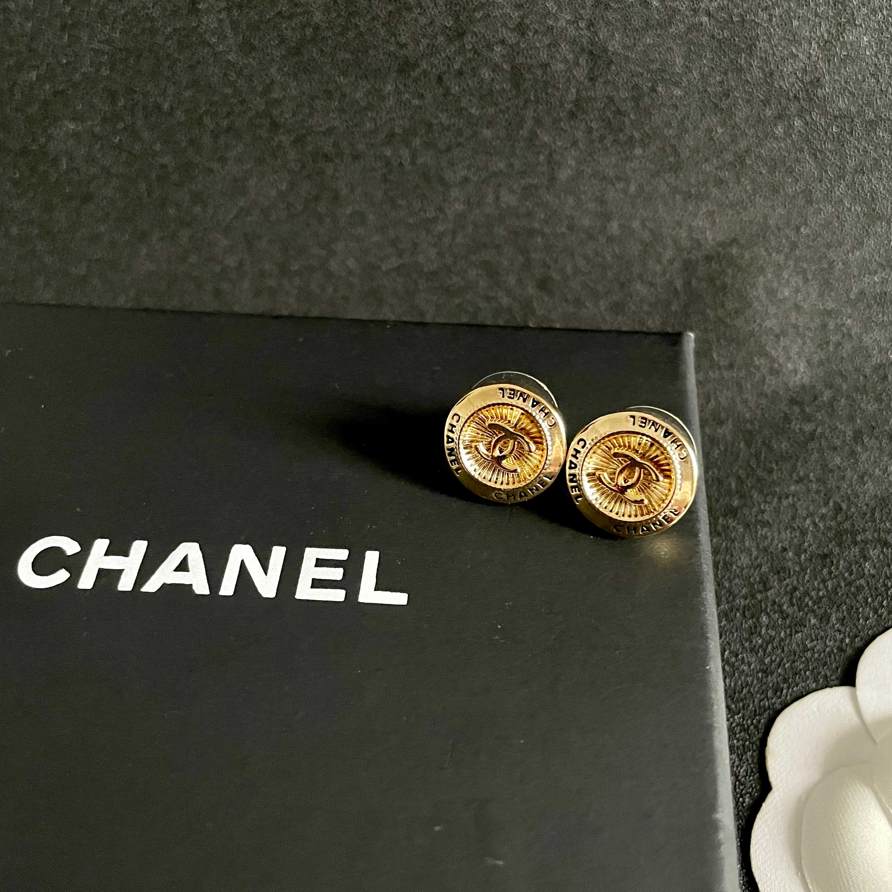 Chanel香奈儿 中古 耳钉👀小香家的款式真心无需多介绍😘🎶每一款都超好看，精致大方，非常显气质.