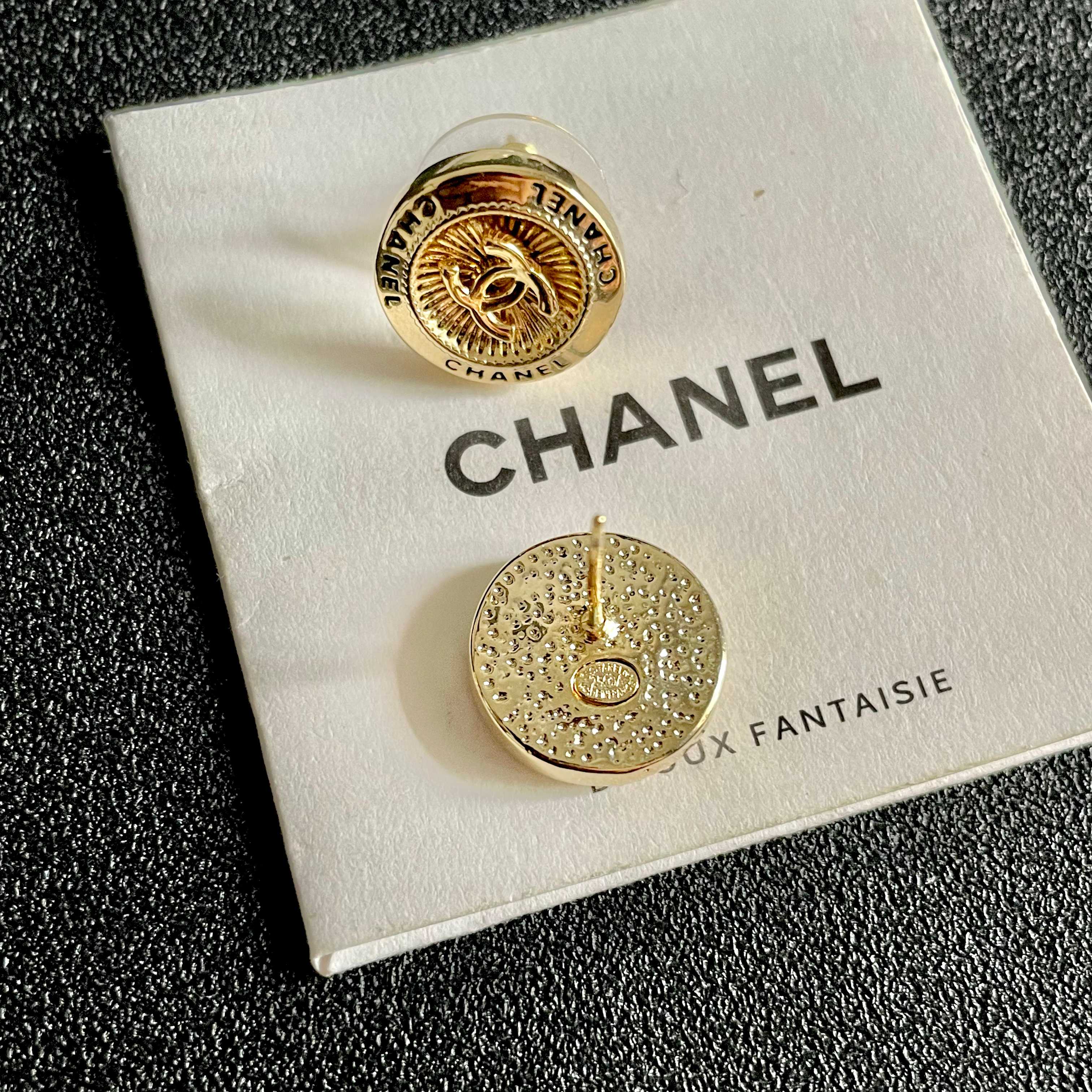 Chanel香奈儿 中古 耳钉👀小香家的款式真心无需多介绍😘🎶每一款都超好看，精致大方，非常显气质.