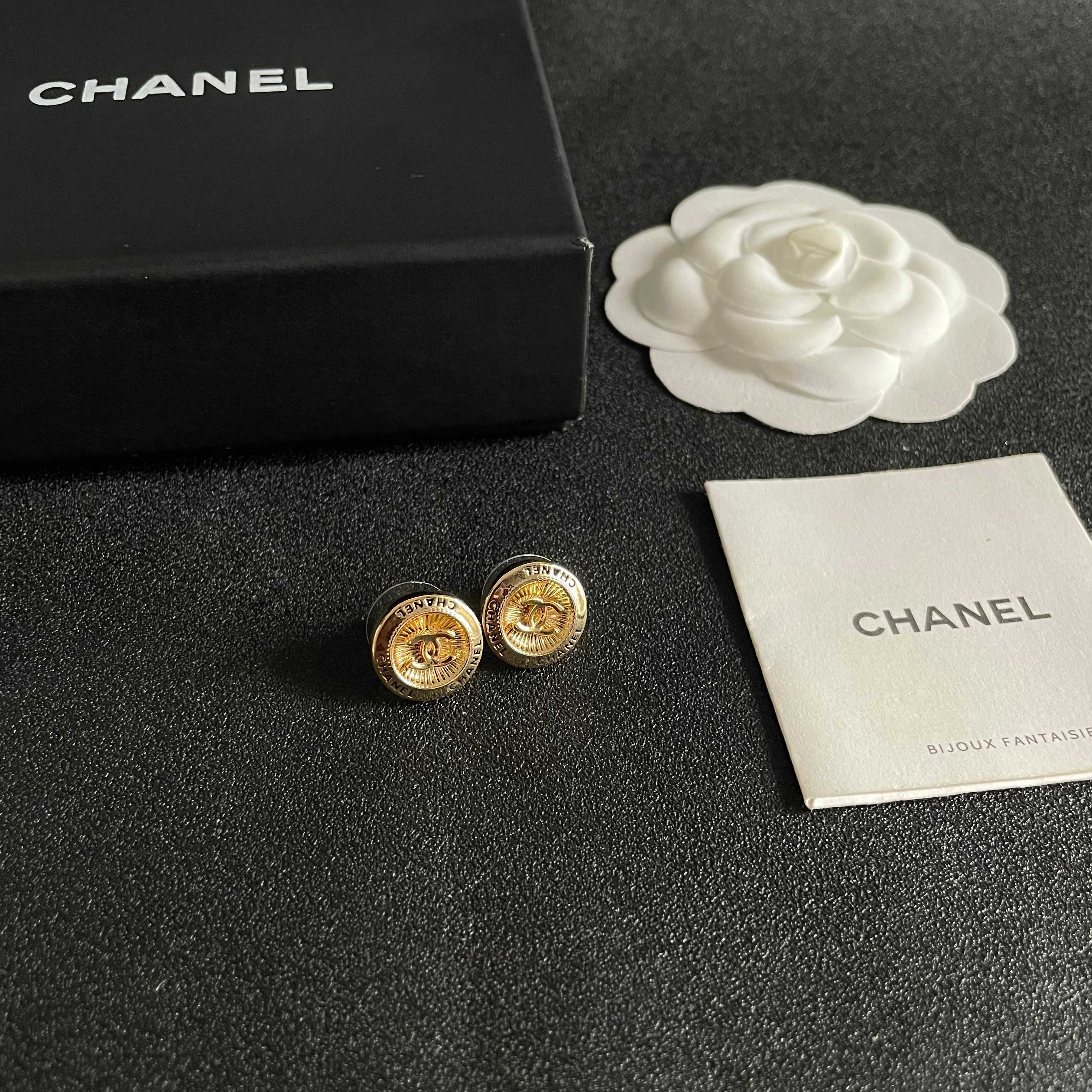 Chanel香奈儿 中古 耳钉👀小香家的款式真心无需多介绍😘🎶每一款都超好看，精致大方，非常显气质.