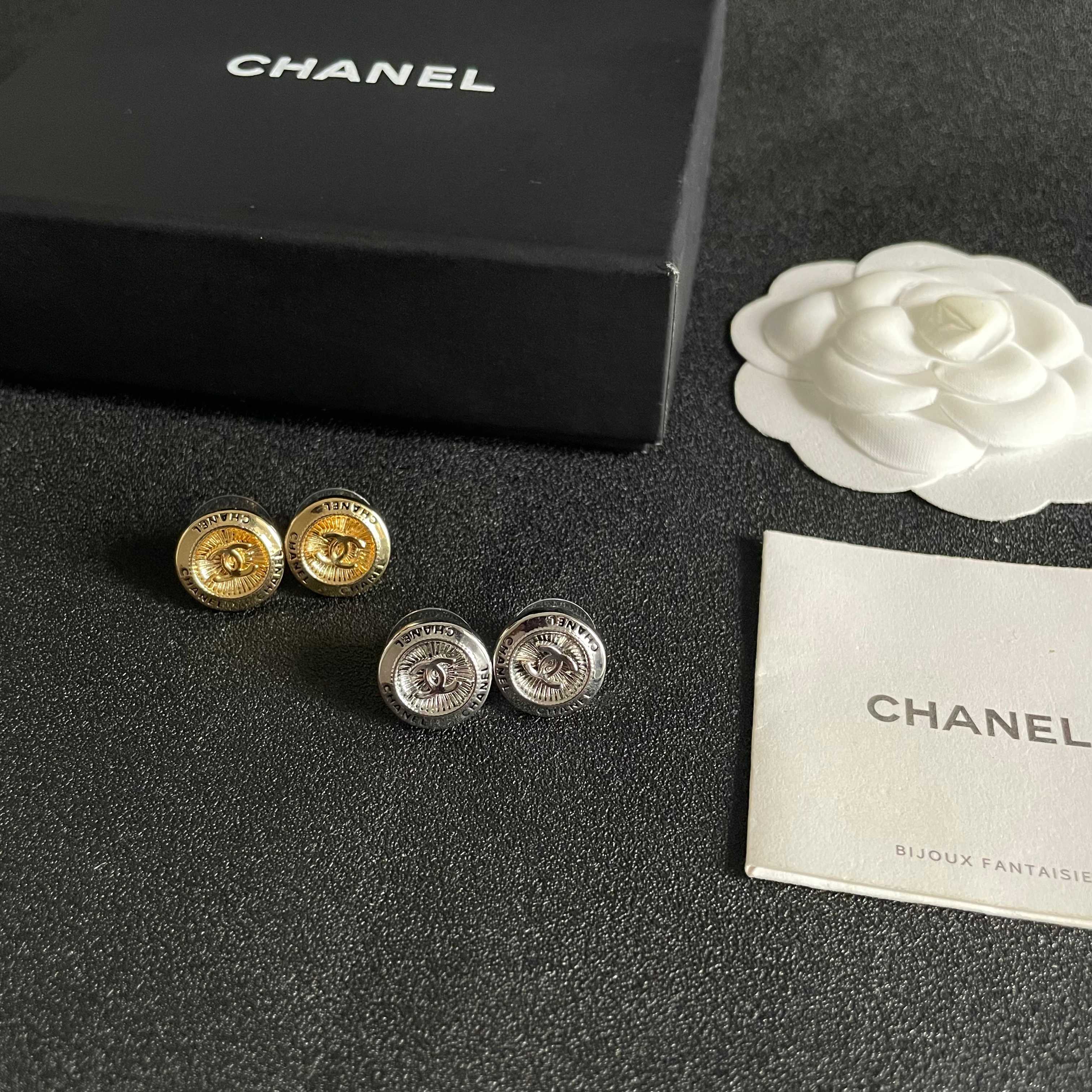 Chanel香奈儿 中古 耳钉👀小香家的款式真心无需多介绍😘🎶每一款都超好看，精致大方，非常显气质.