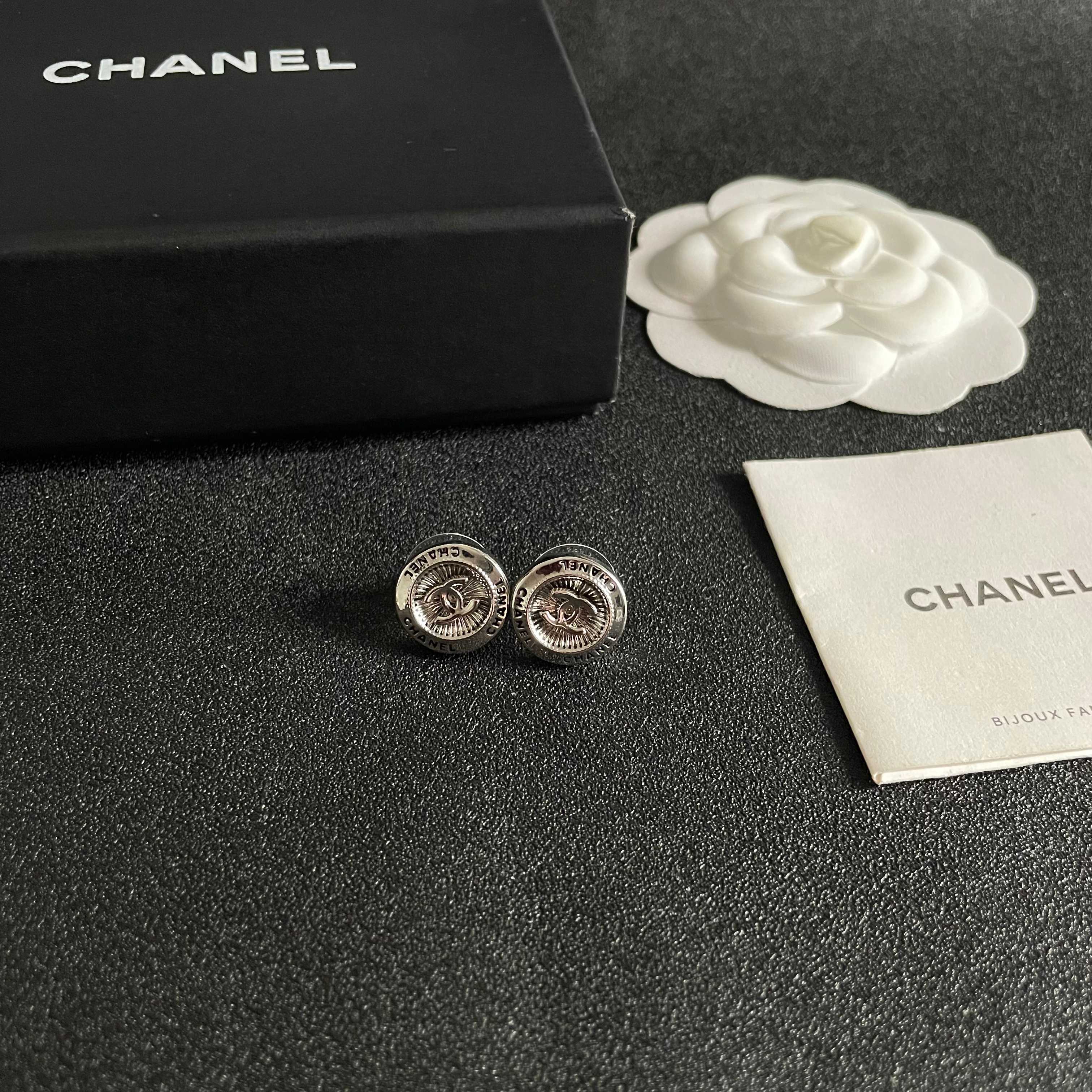 Chanel香奈儿 中古 耳钉👀小香家的款式真心无需多介绍😘🎶每一款都超好看，精致大方，非常显气质.