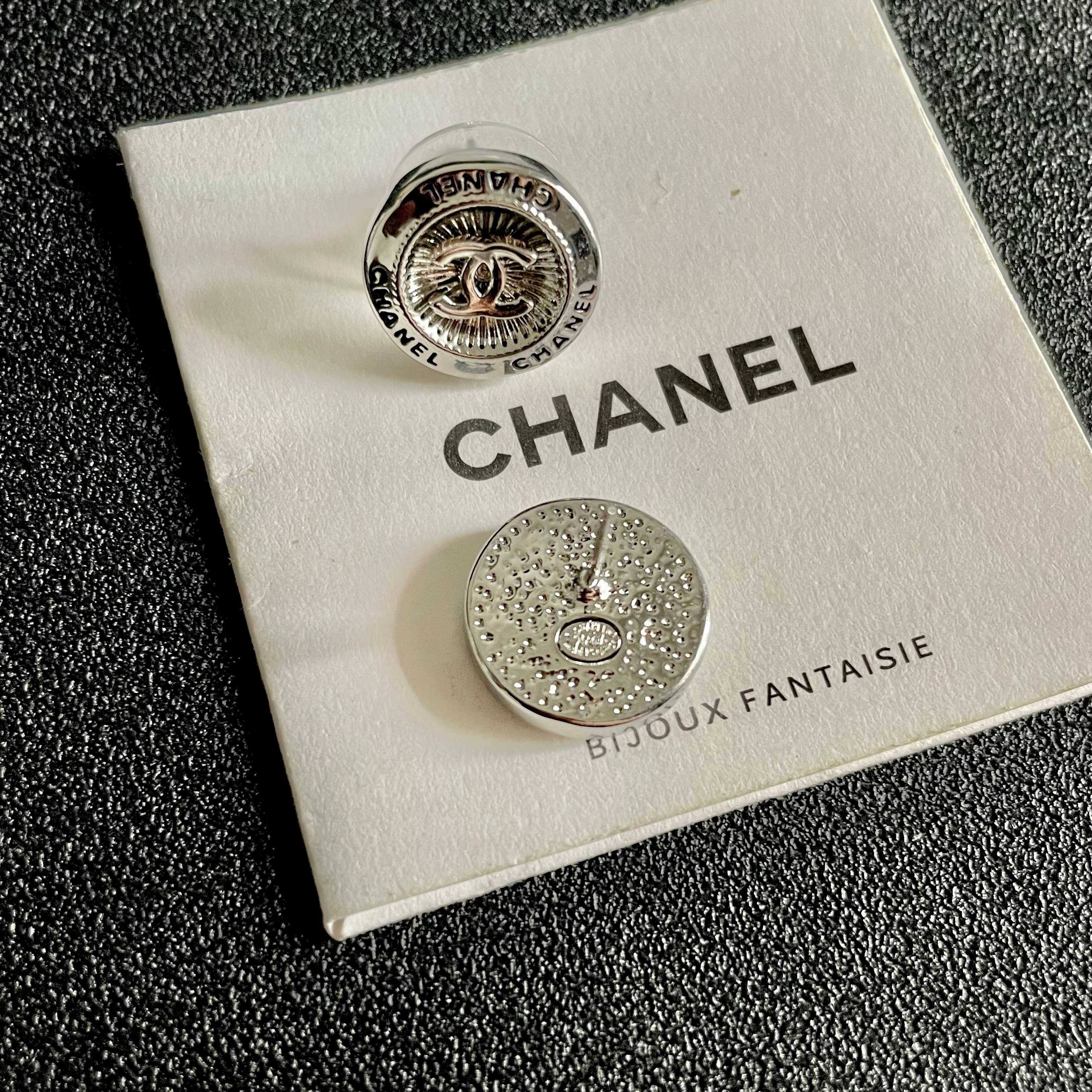Chanel香奈儿 中古 耳钉👀小香家的款式真心无需多介绍😘🎶每一款都超好看，精致大方，非常显气质.