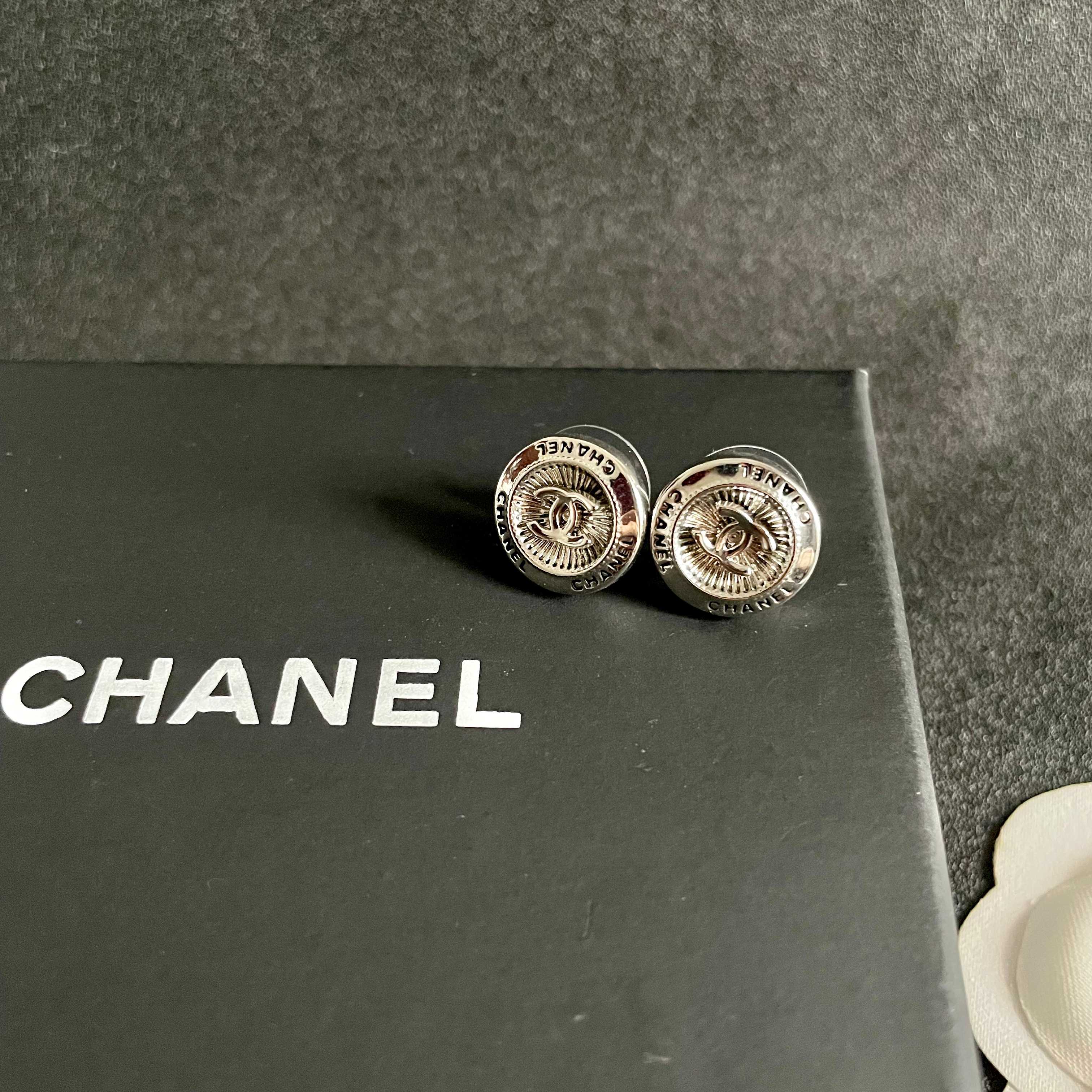 Chanel香奈儿 中古 耳钉👀小香家的款式真心无需多介绍😘🎶每一款都超好看，精致大方，非常显气质.