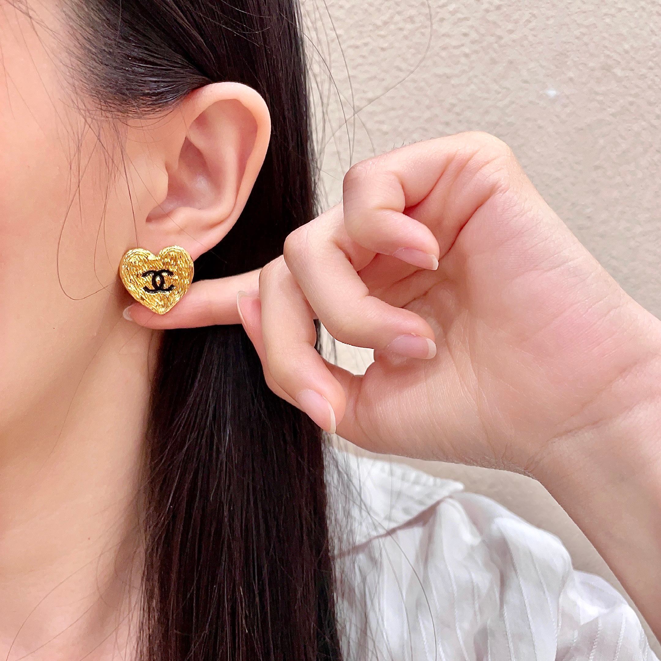 Chanel香奈儿 中古 双C耳钉👀小香家的款式真心无需多介绍😘🎶每一款都超好看，精致大方，非常显气质