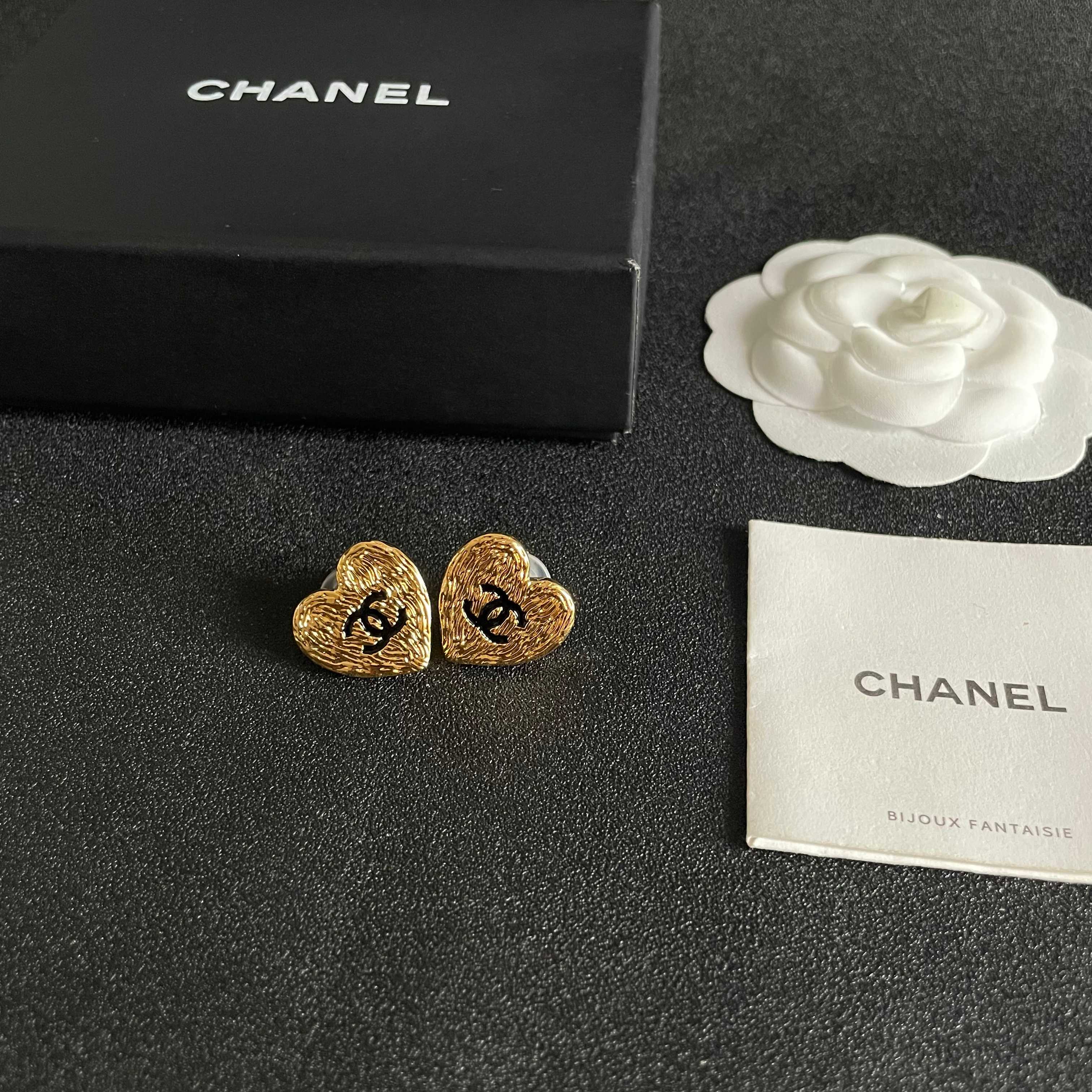 Chanel香奈儿 中古 双C耳钉👀小香家的款式真心无需多介绍😘🎶每一款都超好看，精致大方，非常显气质