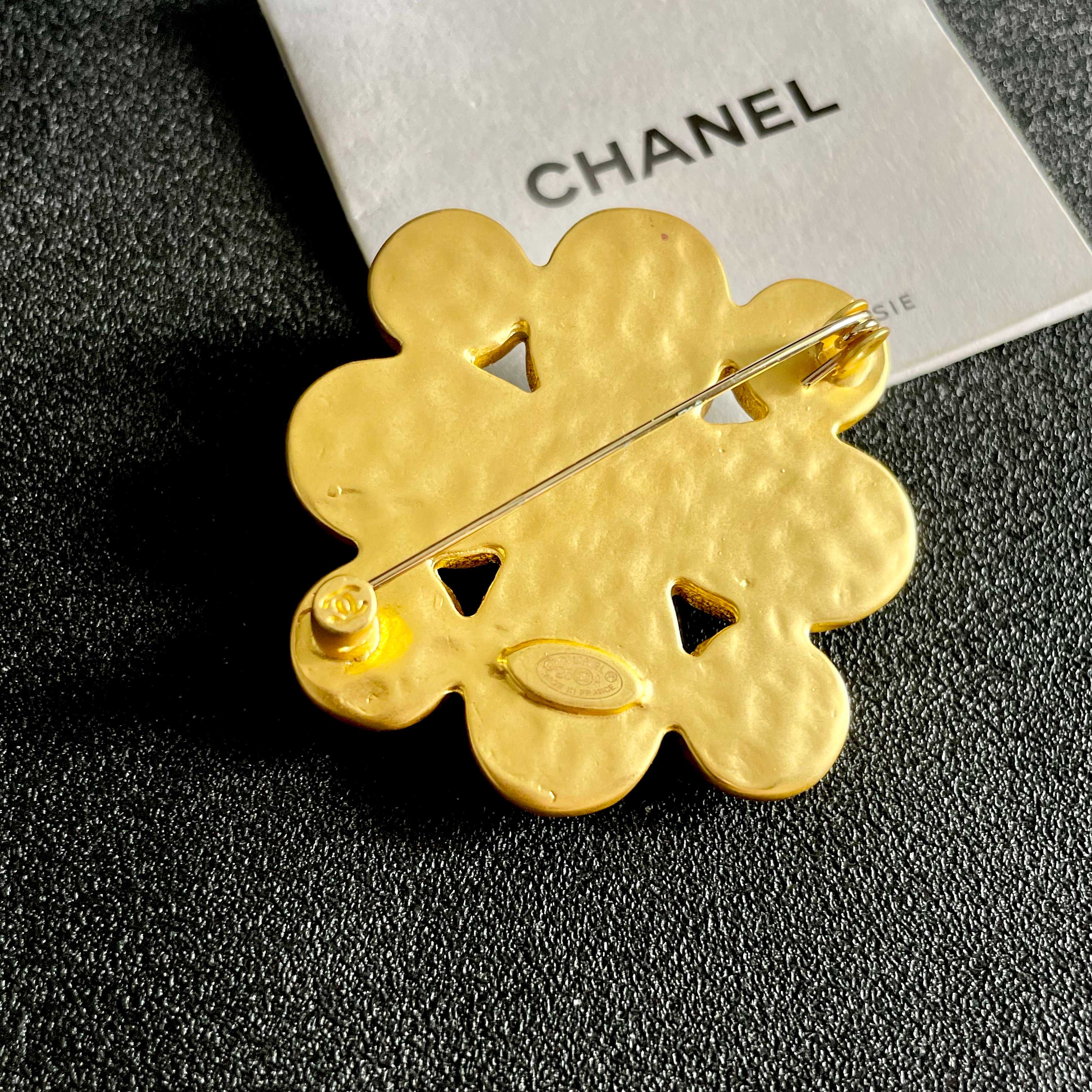 CHANEL小香 专柜最新款同步上新香奈儿最新款胸针 胸针，是最懂女人的饰物。那些倾注了全部心血去做自己