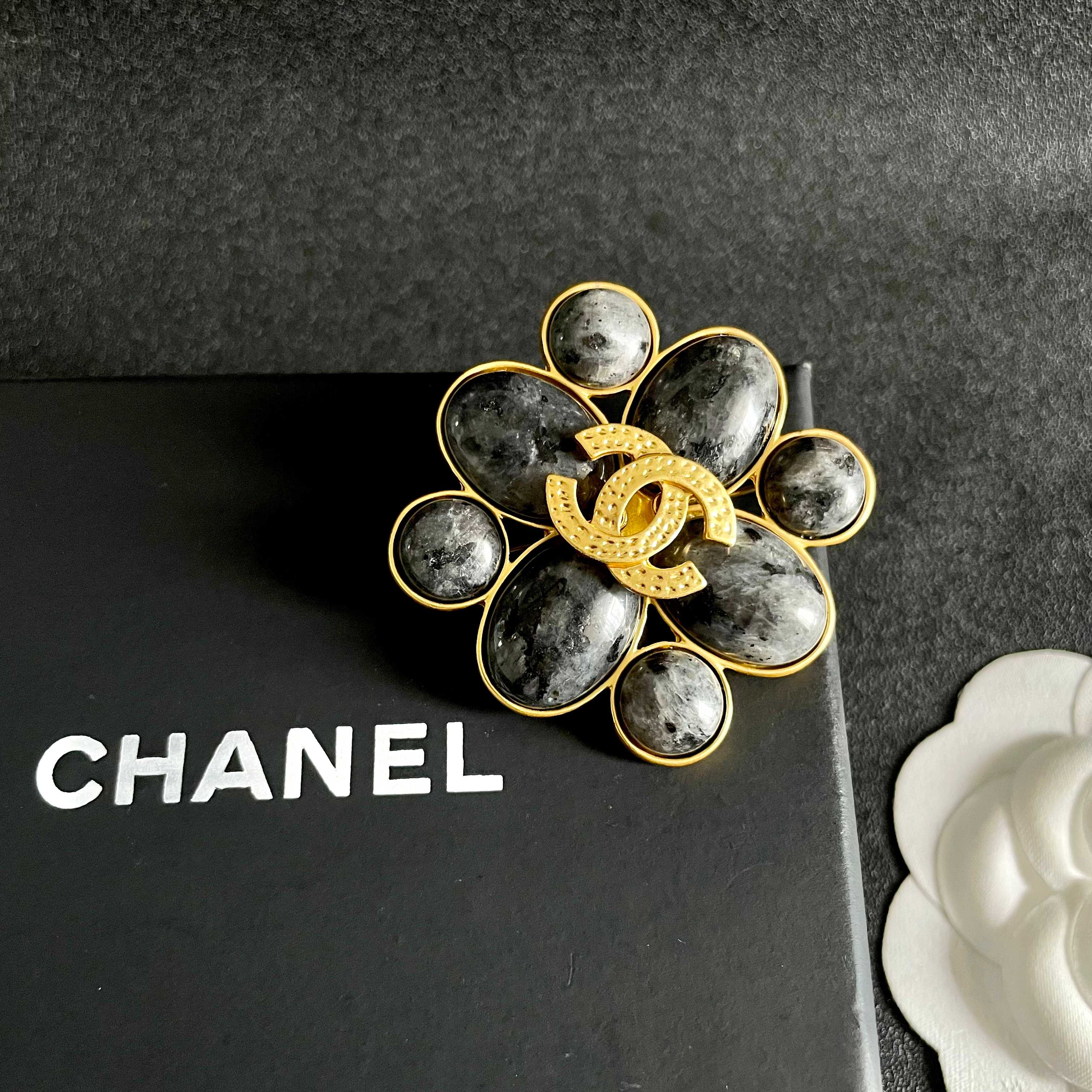 CHANEL小香 专柜最新款同步上新香奈儿最新款胸针 胸针，是最懂女人的饰物。那些倾注了全部心血去做自己