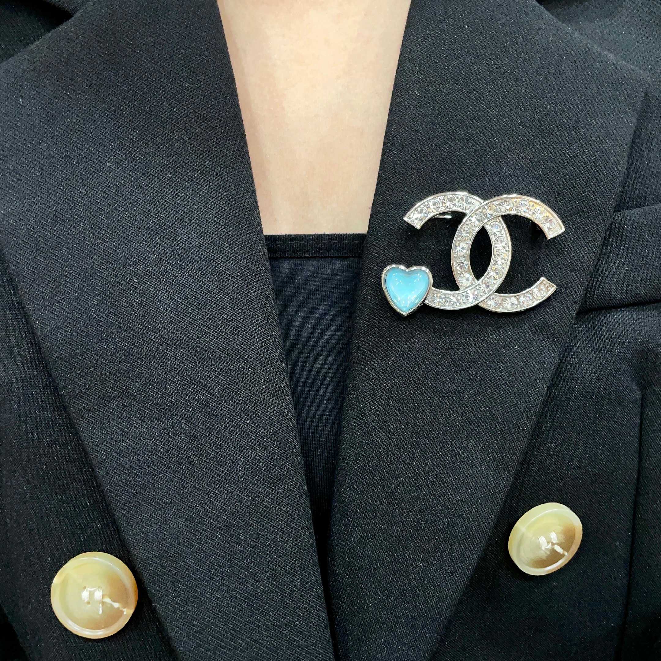 CHANEL小香 专柜最新款同步上新香奈儿最新款胸针 胸针，是最懂女人的饰物。那些倾注了全部心血去做自己