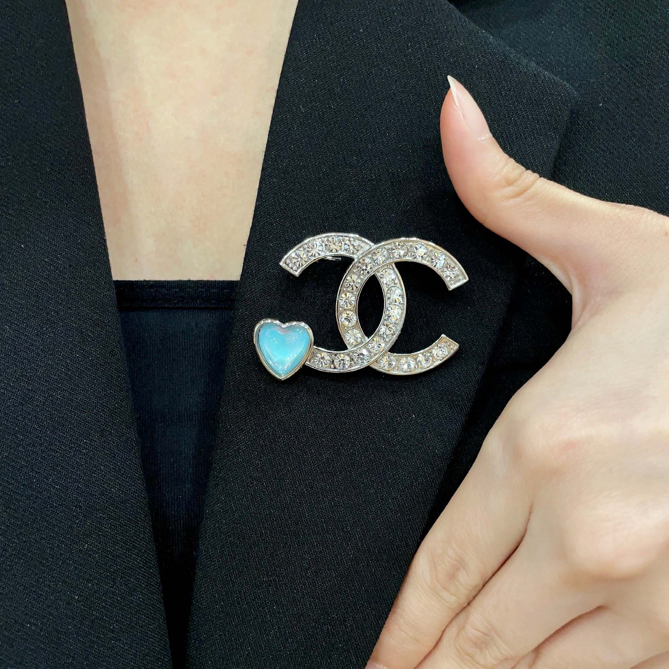 CHANEL小香 专柜最新款同步上新香奈儿最新款胸针 胸针，是最懂女人的饰物。那些倾注了全部心血去做自己