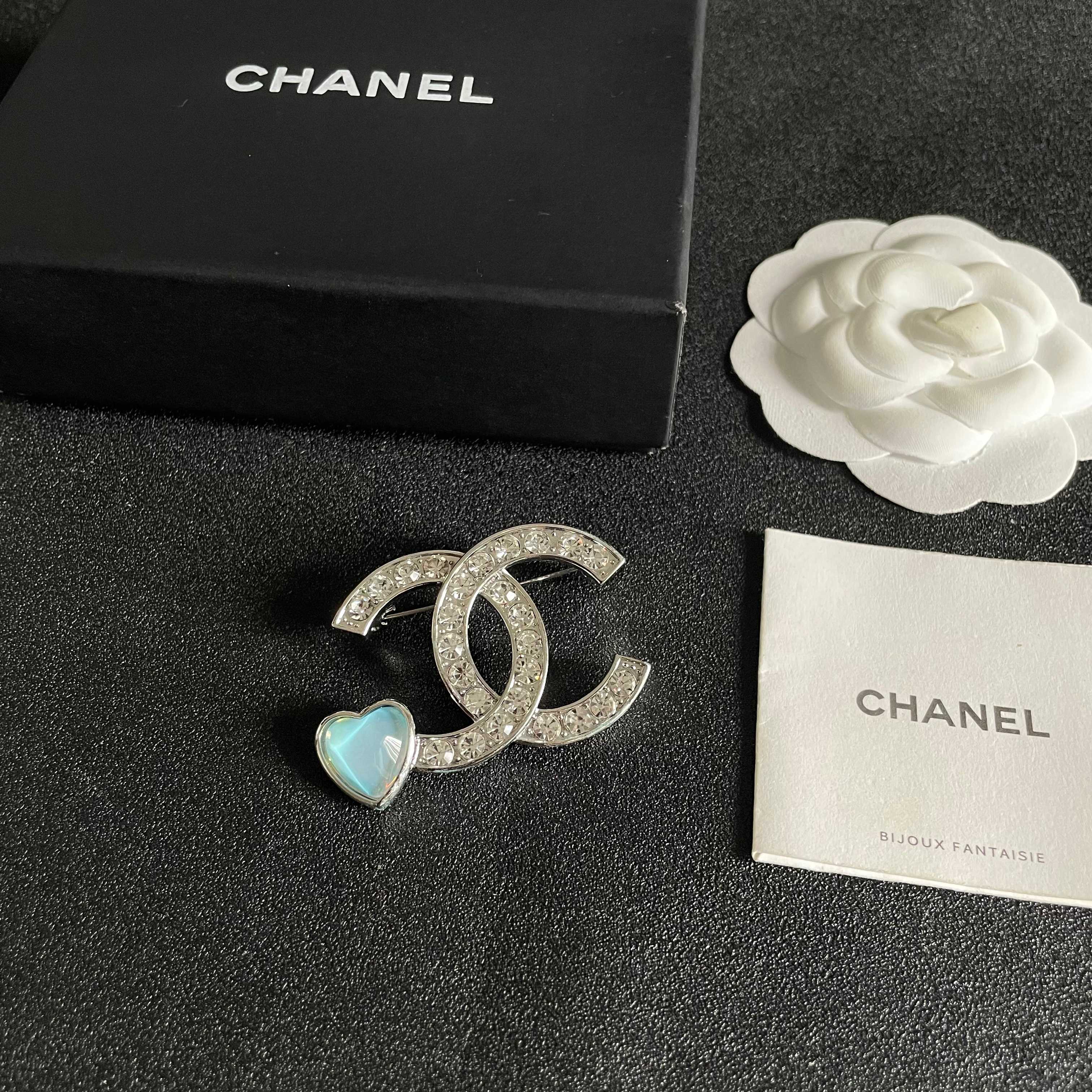 CHANEL小香 专柜最新款同步上新香奈儿最新款胸针 胸针，是最懂女人的饰物。那些倾注了全部心血去做自己