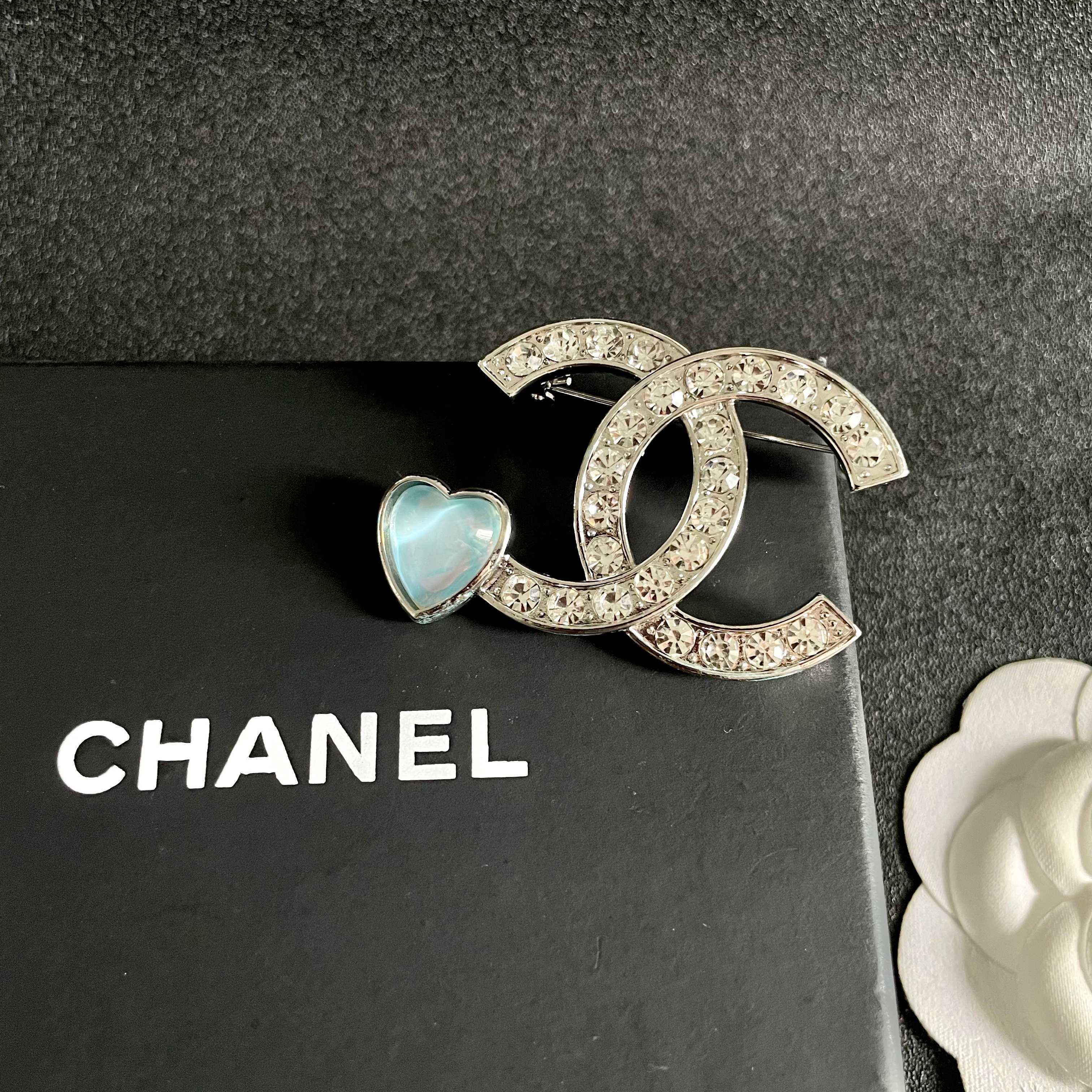CHANEL小香 专柜最新款同步上新香奈儿最新款胸针 胸针，是最懂女人的饰物。那些倾注了全部心血去做自己