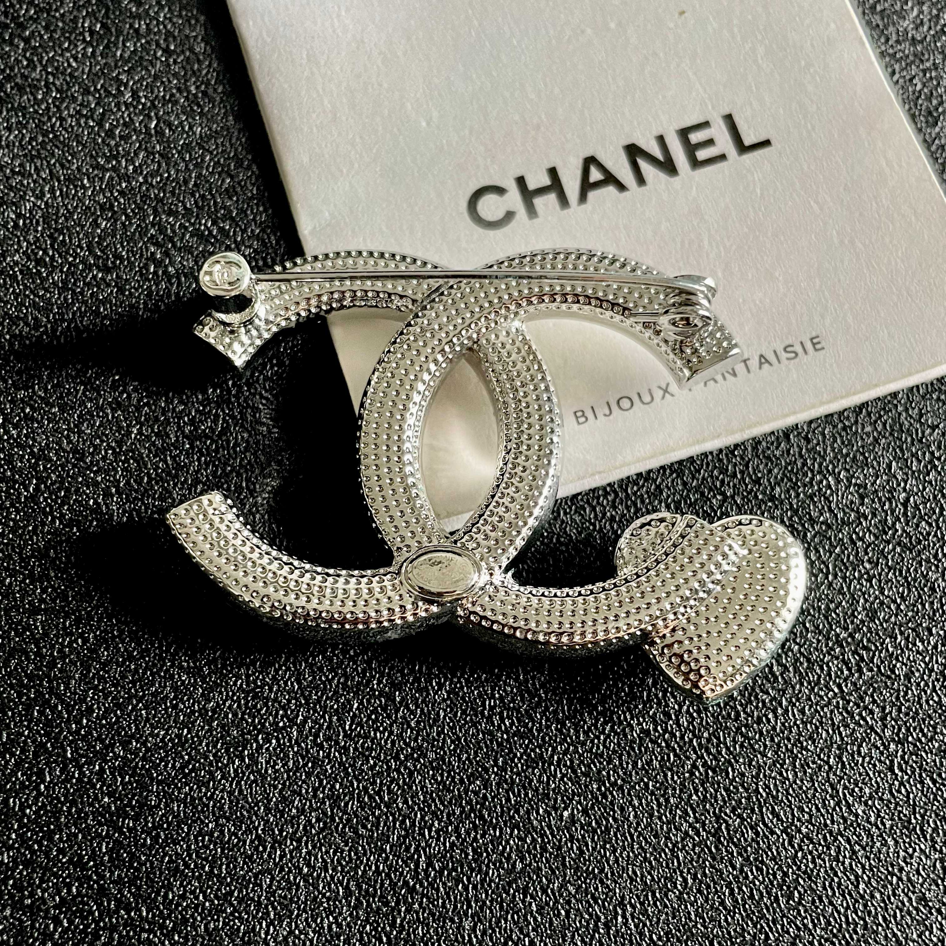 CHANEL小香 专柜最新款同步上新香奈儿最新款胸针 胸针，是最懂女人的饰物。那些倾注了全部心血去做自己
