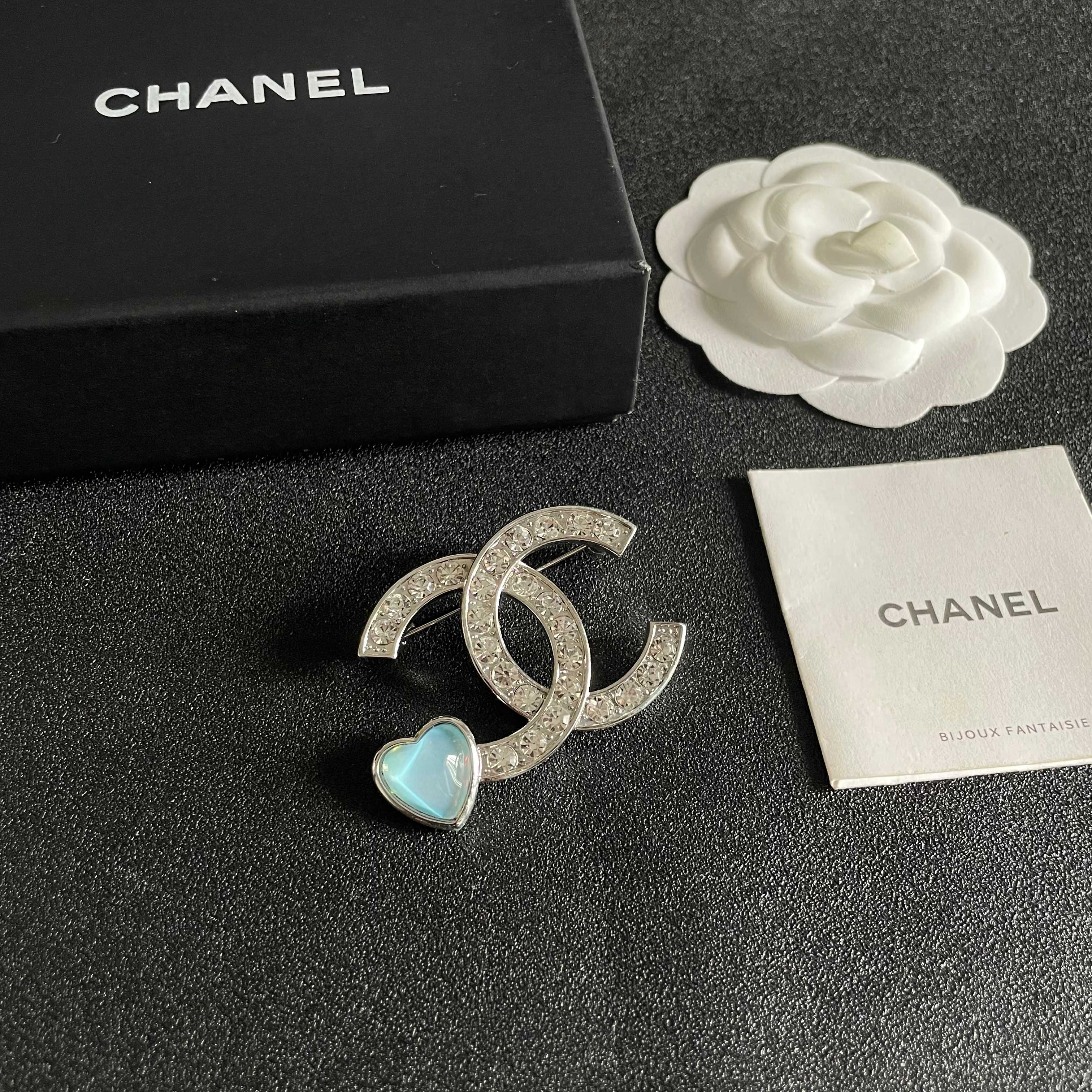CHANEL小香 专柜最新款同步上新香奈儿最新款胸针 胸针，是最懂女人的饰物。那些倾注了全部心血去做自己