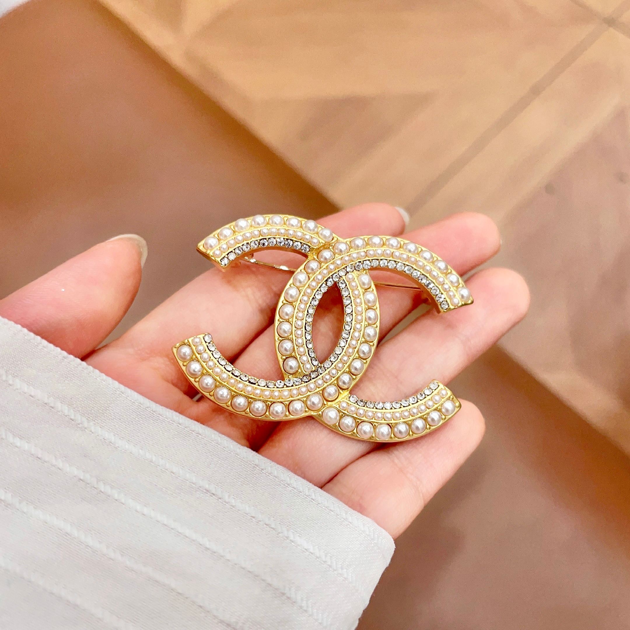 CHANEL小香 专柜最新款同步上新香奈儿最新款胸针 胸针，是最懂女人的饰物。那些倾注了全部心血去做自己