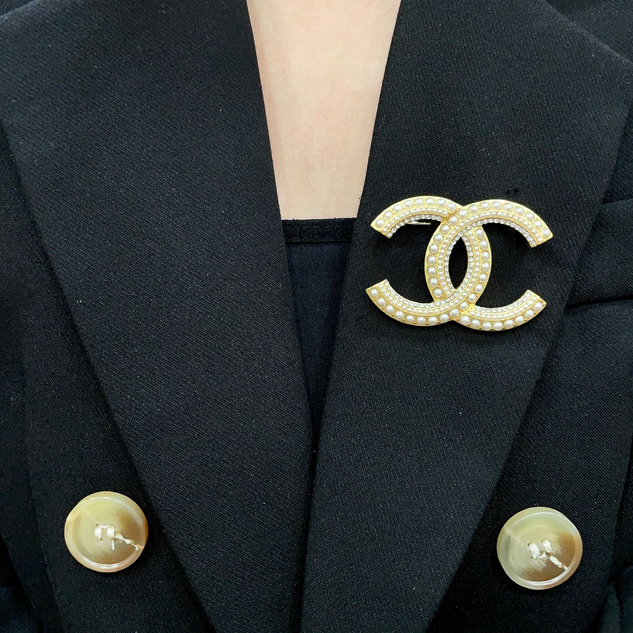 CHANEL小香 专柜最新款同步上新香奈儿最新款胸针 胸针，是最懂女人的饰物。那些倾注了全部心血去做自己