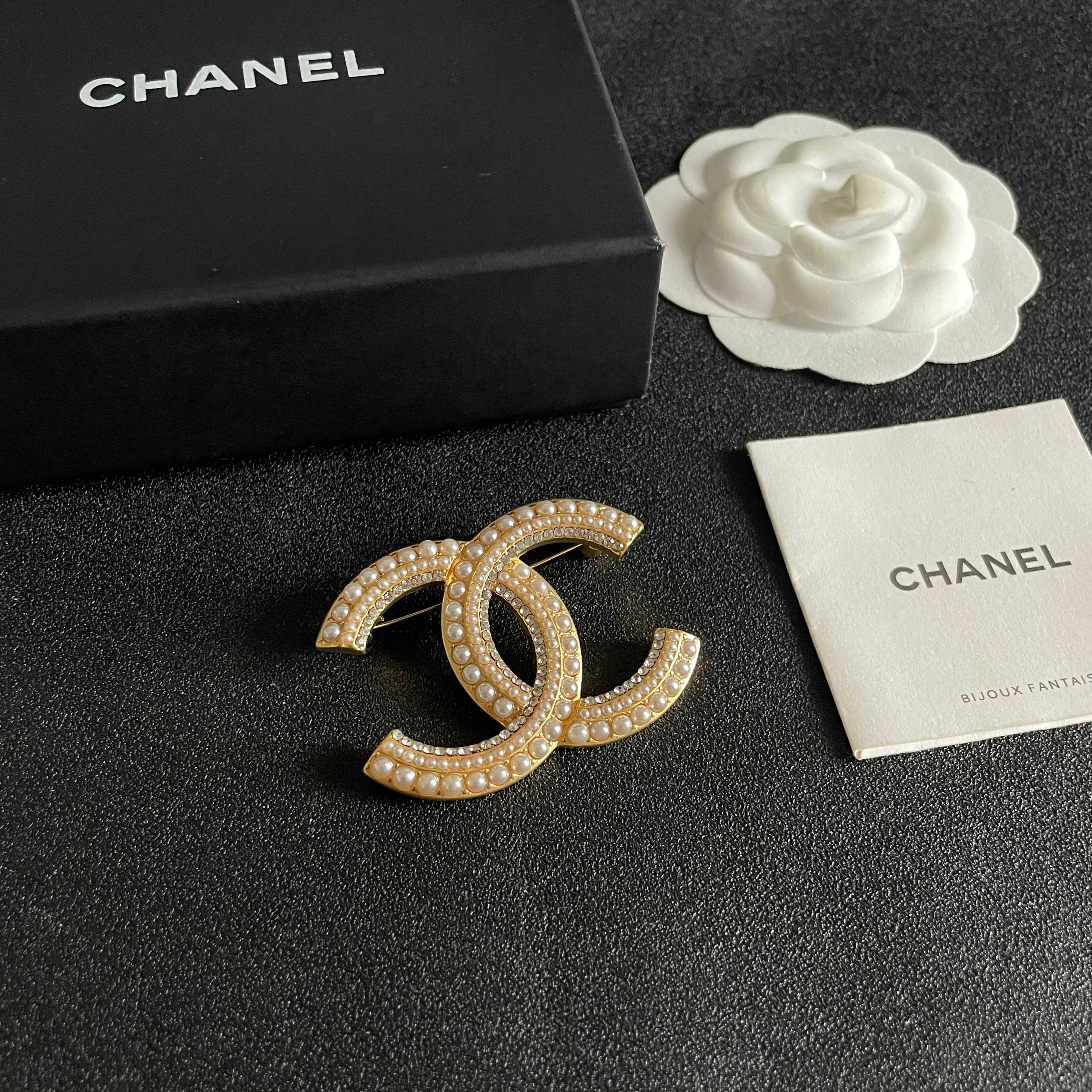 CHANEL小香 专柜最新款同步上新香奈儿最新款胸针 胸针，是最懂女人的饰物。那些倾注了全部心血去做自己