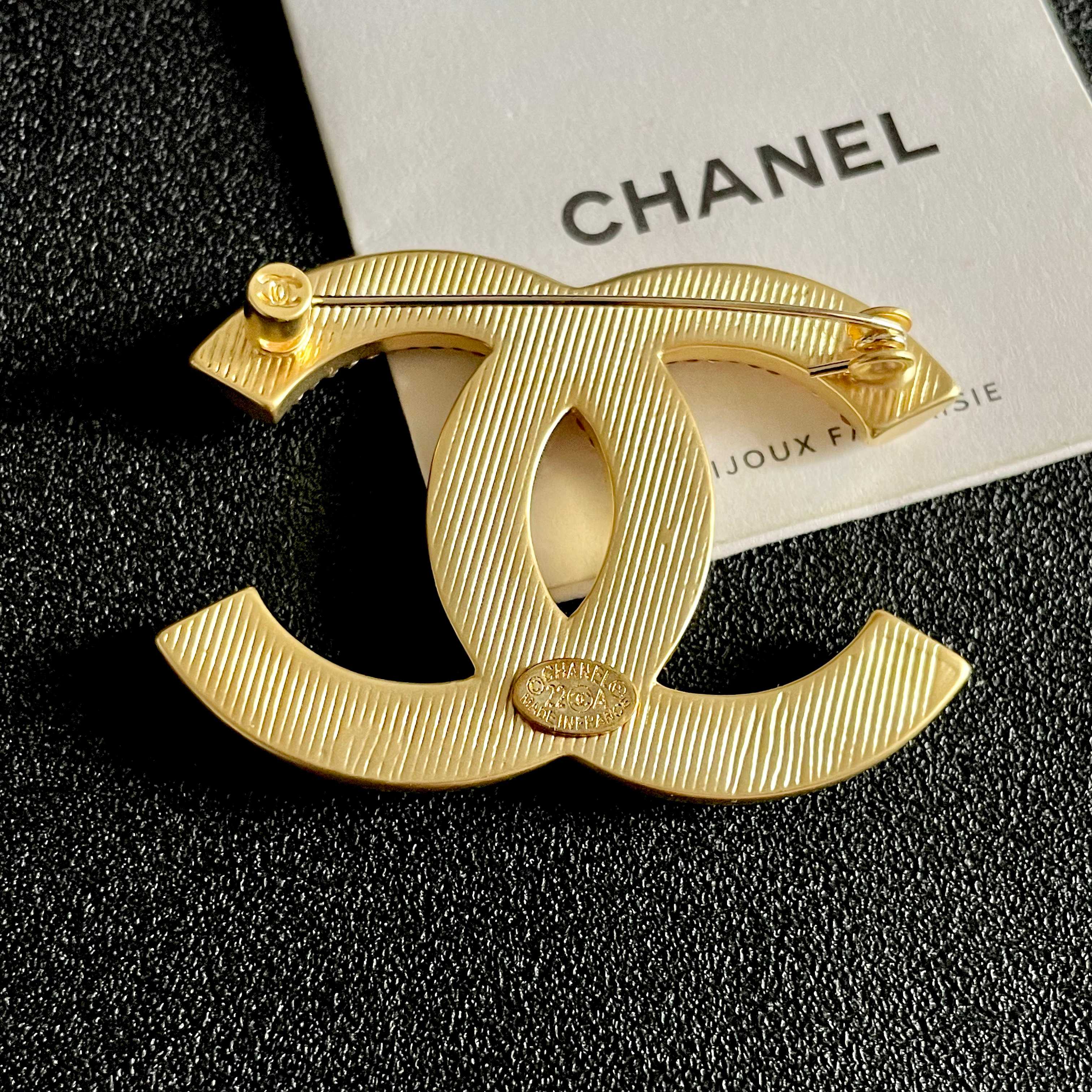 CHANEL小香 专柜最新款同步上新香奈儿最新款胸针 胸针，是最懂女人的饰物。那些倾注了全部心血去做自己