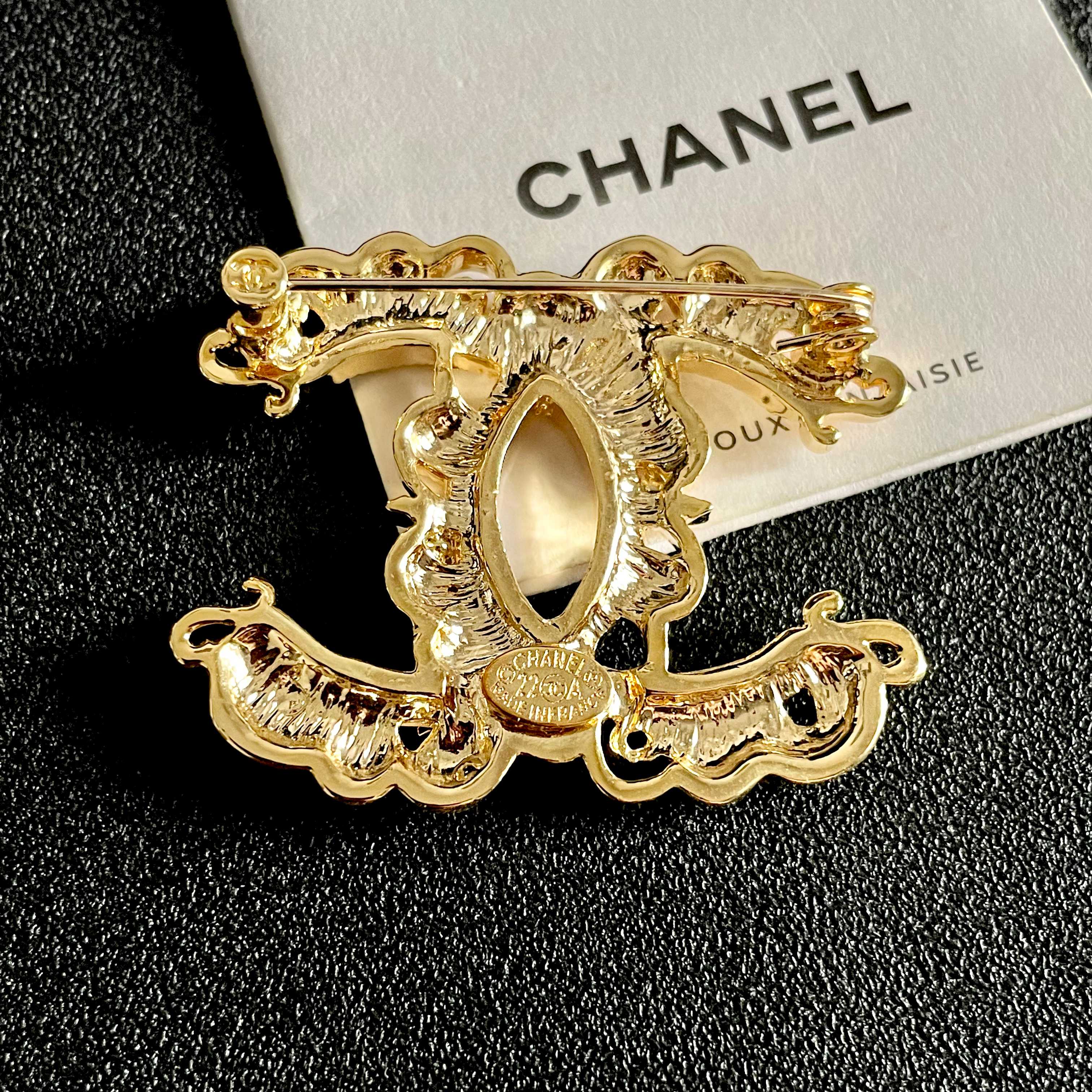 CHANEL小香 专柜最新款同步上新香奈儿最新款胸针 胸针，是最懂女人的饰物。那些倾注了全部心血去做自己