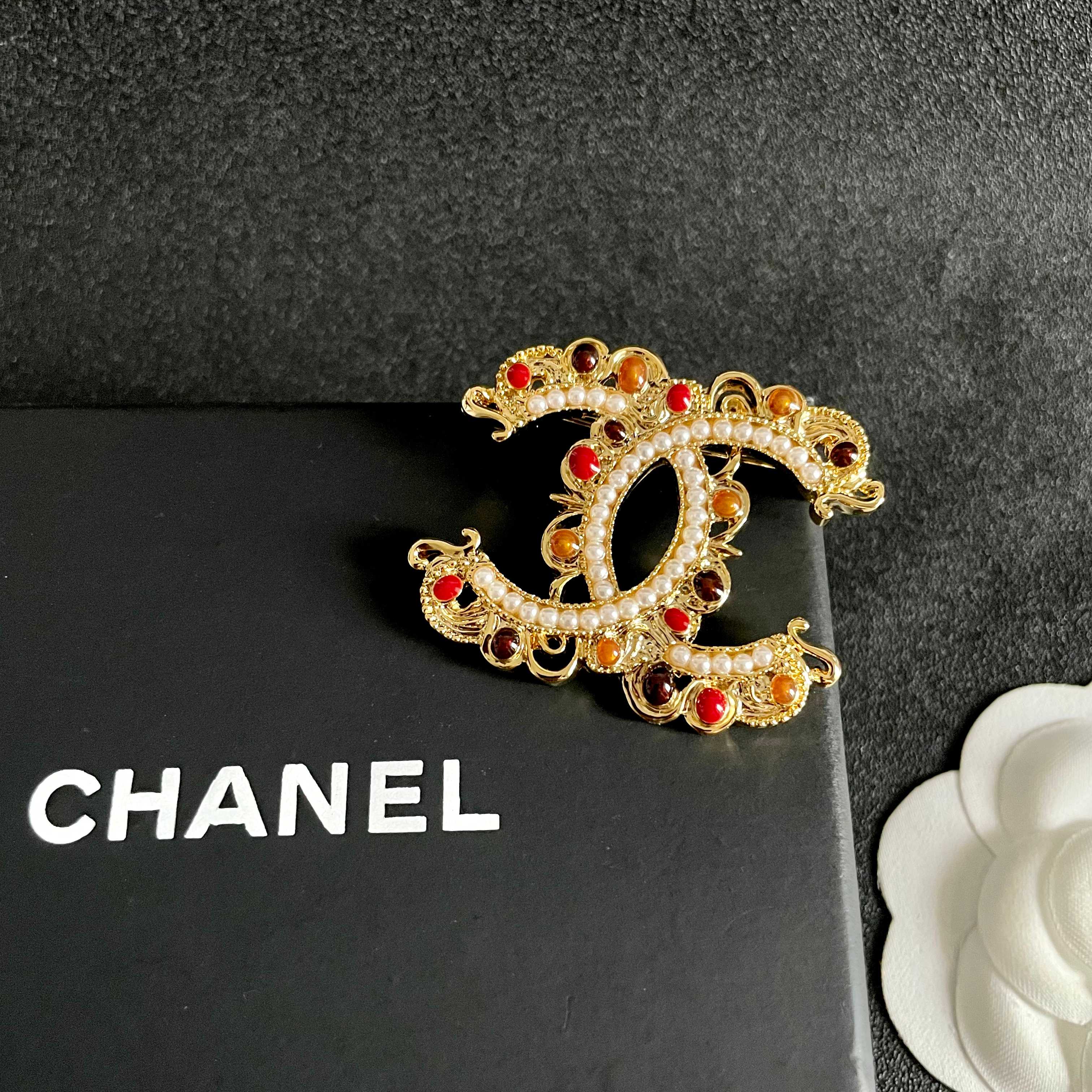 CHANEL小香 专柜最新款同步上新香奈儿最新款胸针 胸针，是最懂女人的饰物。那些倾注了全部心血去做自己
