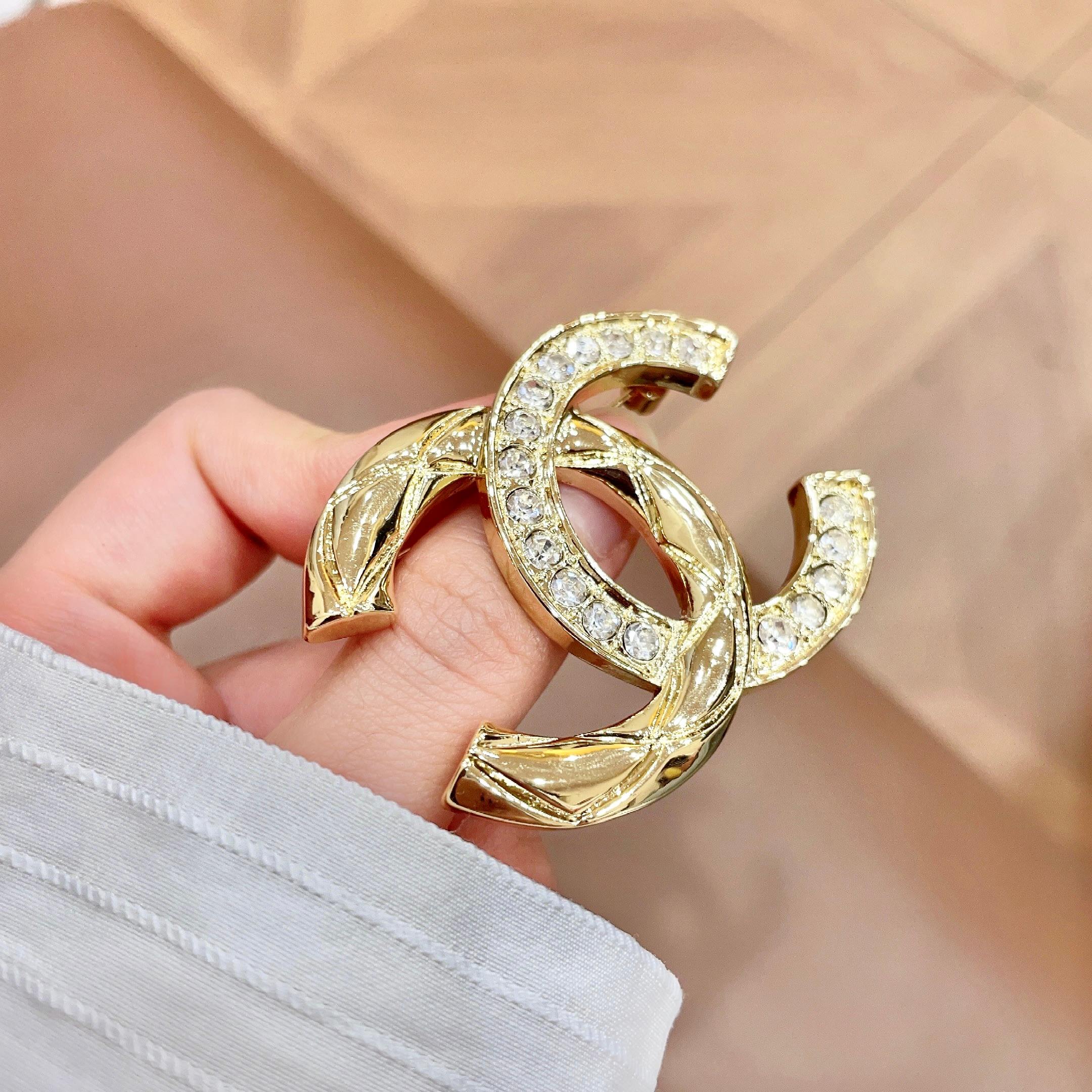 CHANEL小香 专柜最新款同步上新香奈儿最新款胸针 胸针，是最懂女人的饰物。那些倾注了全部心血去做自己