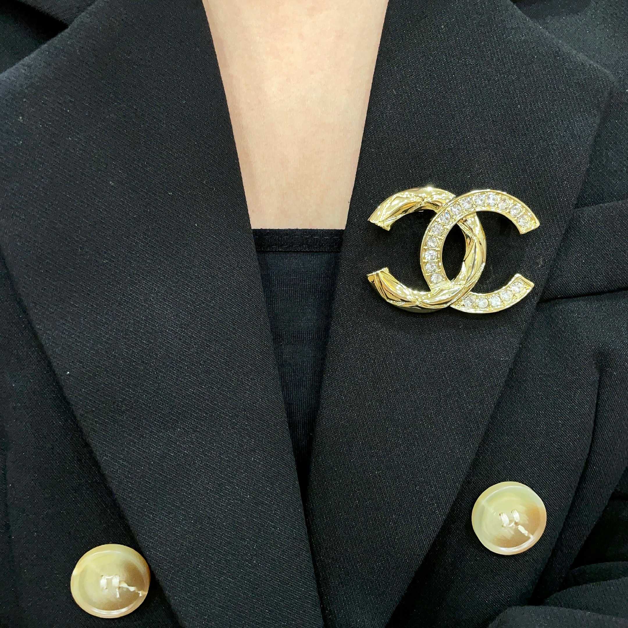 CHANEL小香 专柜最新款同步上新香奈儿最新款胸针 胸针，是最懂女人的饰物。那些倾注了全部心血去做自己