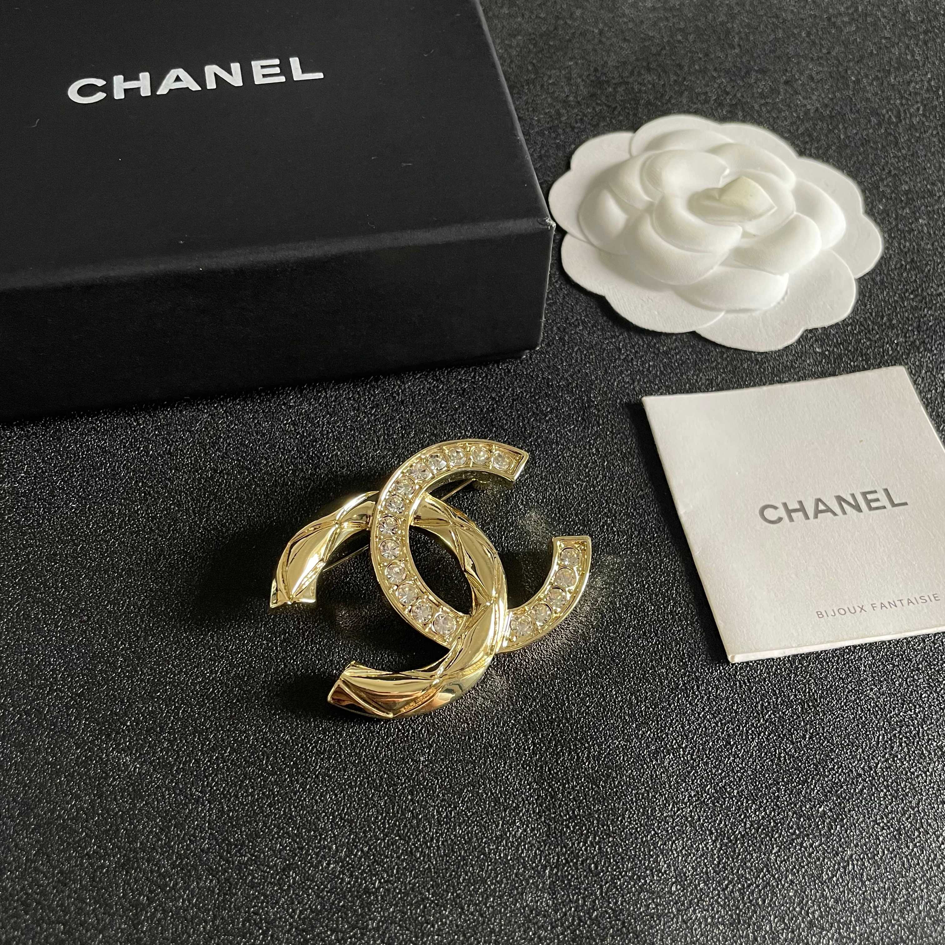 CHANEL小香 专柜最新款同步上新香奈儿最新款胸针 胸针，是最懂女人的饰物。那些倾注了全部心血去做自己