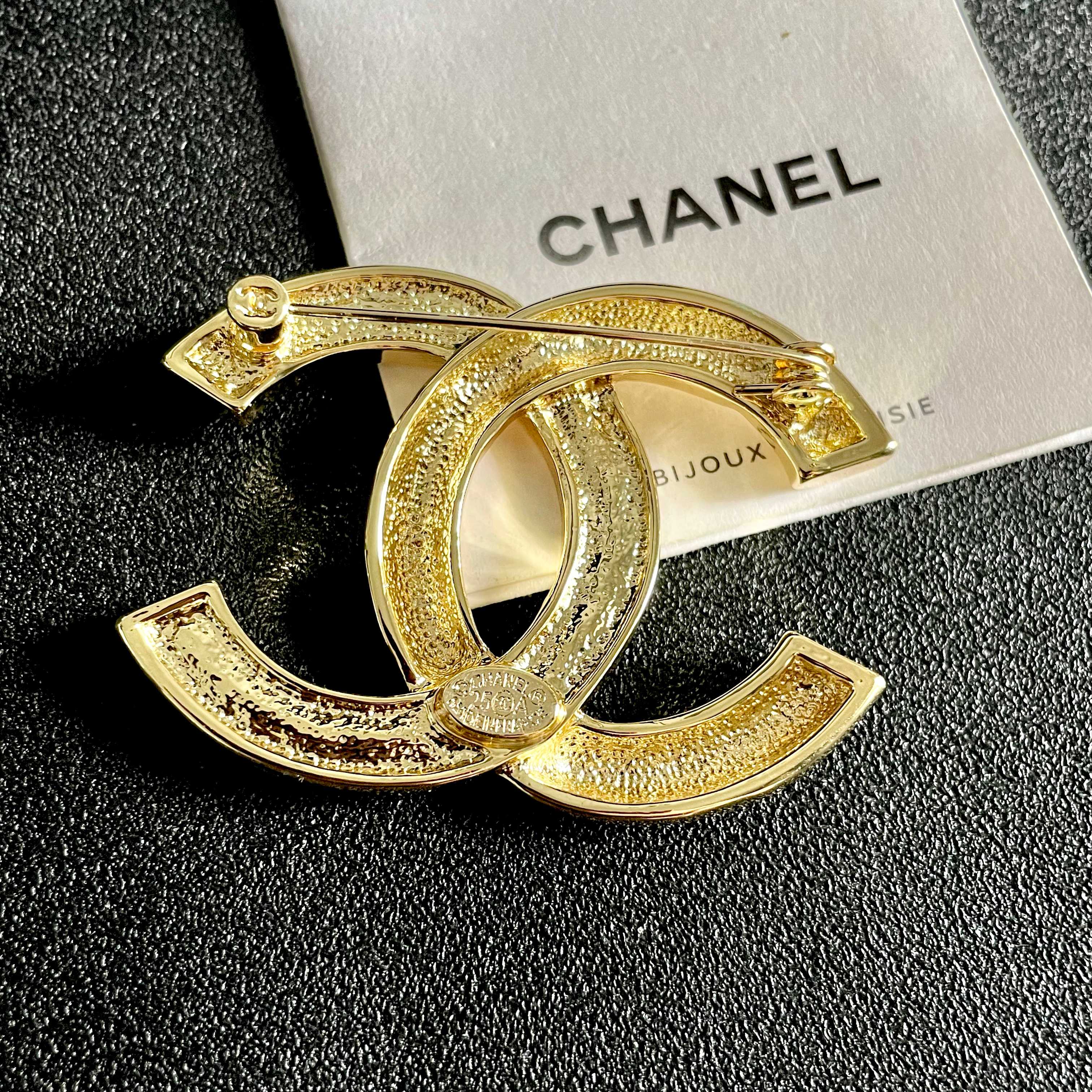 CHANEL小香 专柜最新款同步上新香奈儿最新款胸针 胸针，是最懂女人的饰物。那些倾注了全部心血去做自己