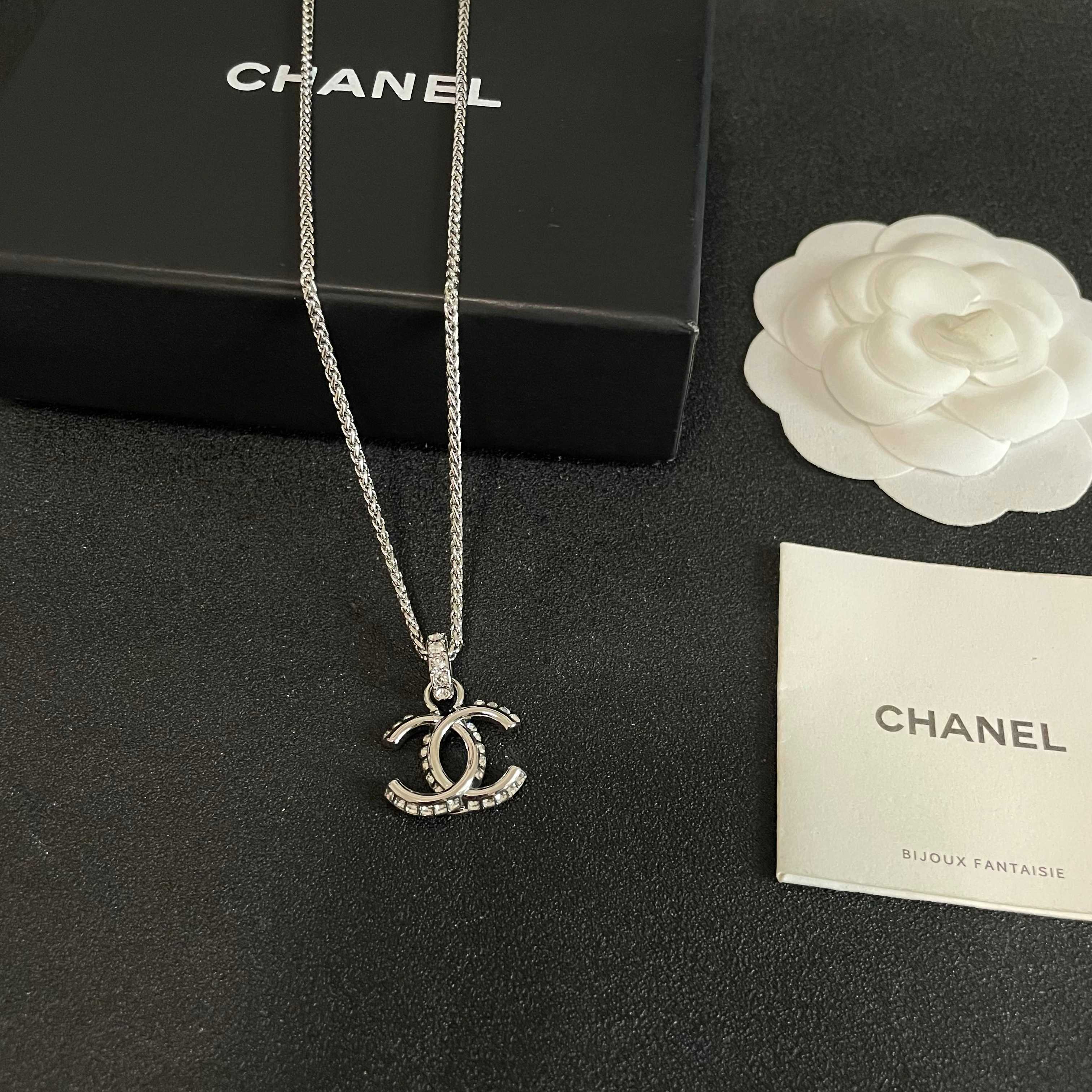 Chanel香奈儿 中古 字母项链👀小香家的款式真心无需多介绍😘🎶每一款都超好看，精致大方，非常显气质.