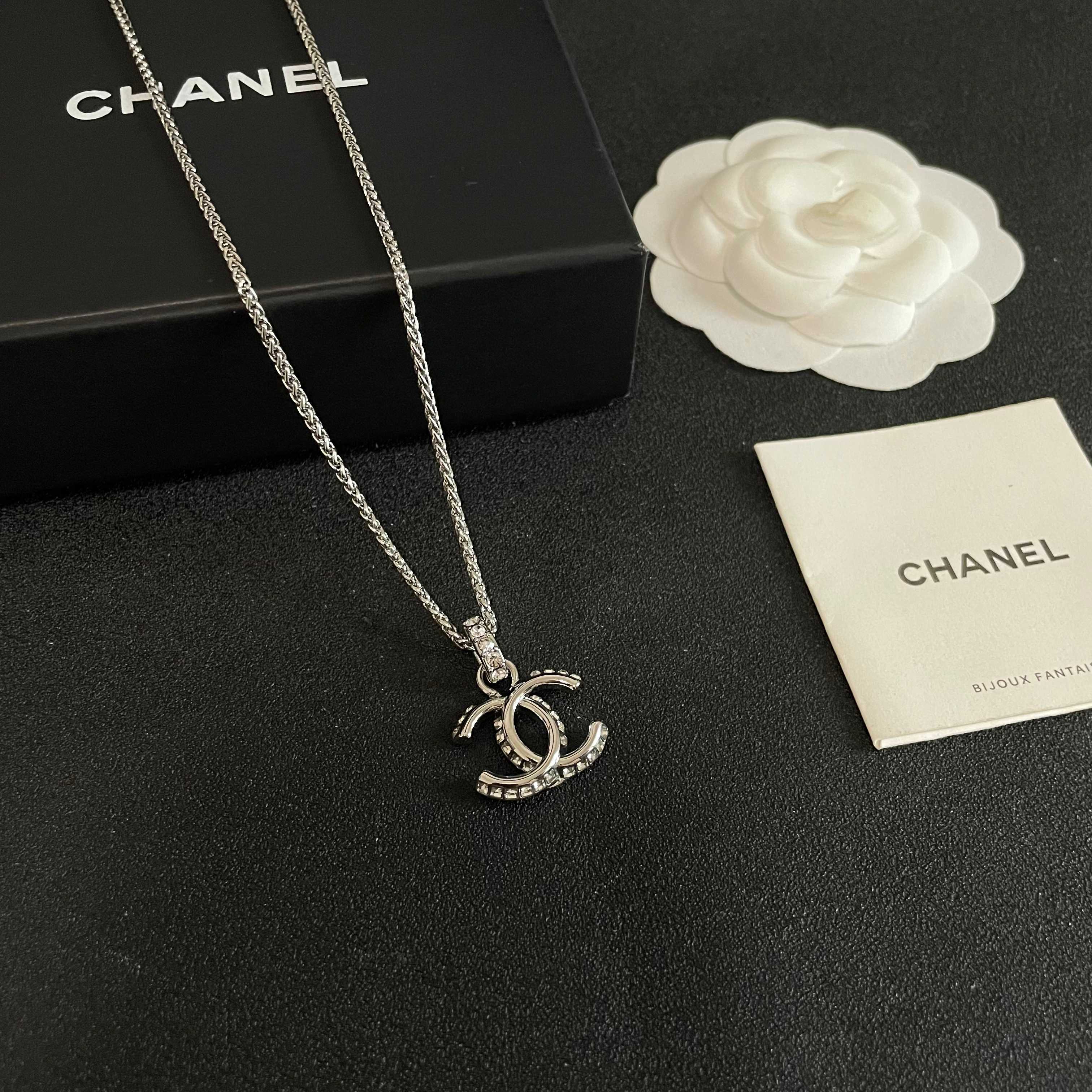Chanel香奈儿 中古 字母项链👀小香家的款式真心无需多介绍😘🎶每一款都超好看，精致大方，非常显气质.