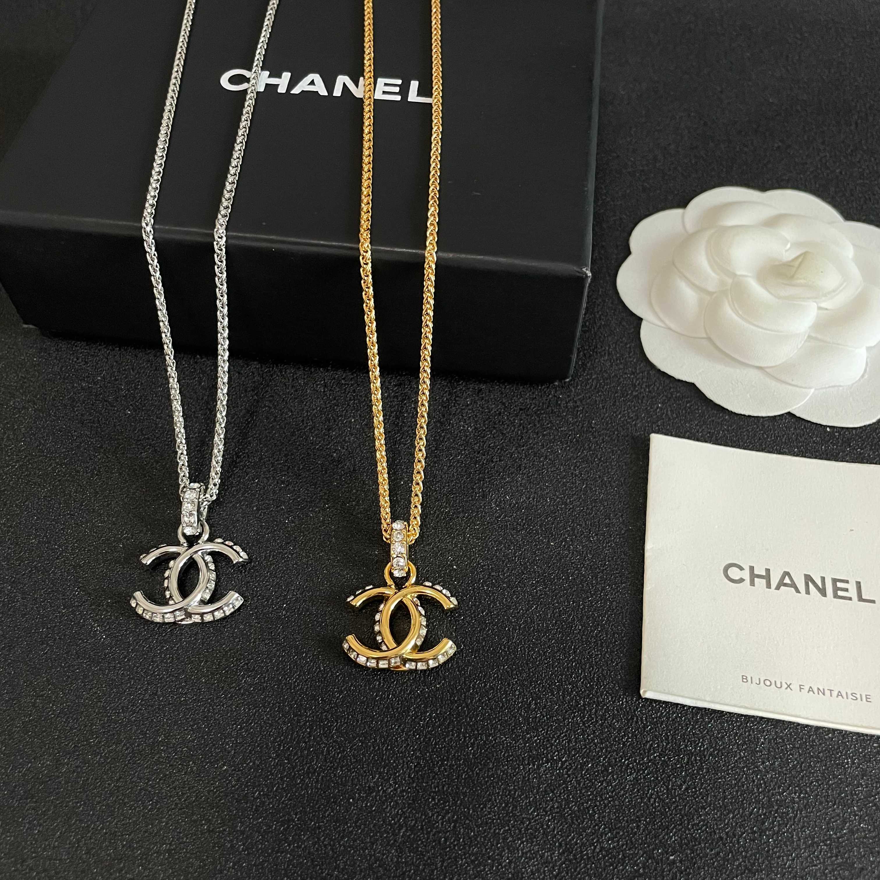 Chanel香奈儿 中古 字母项链👀小香家的款式真心无需多介绍😘🎶每一款都超好看，精致大方，非常显气质.