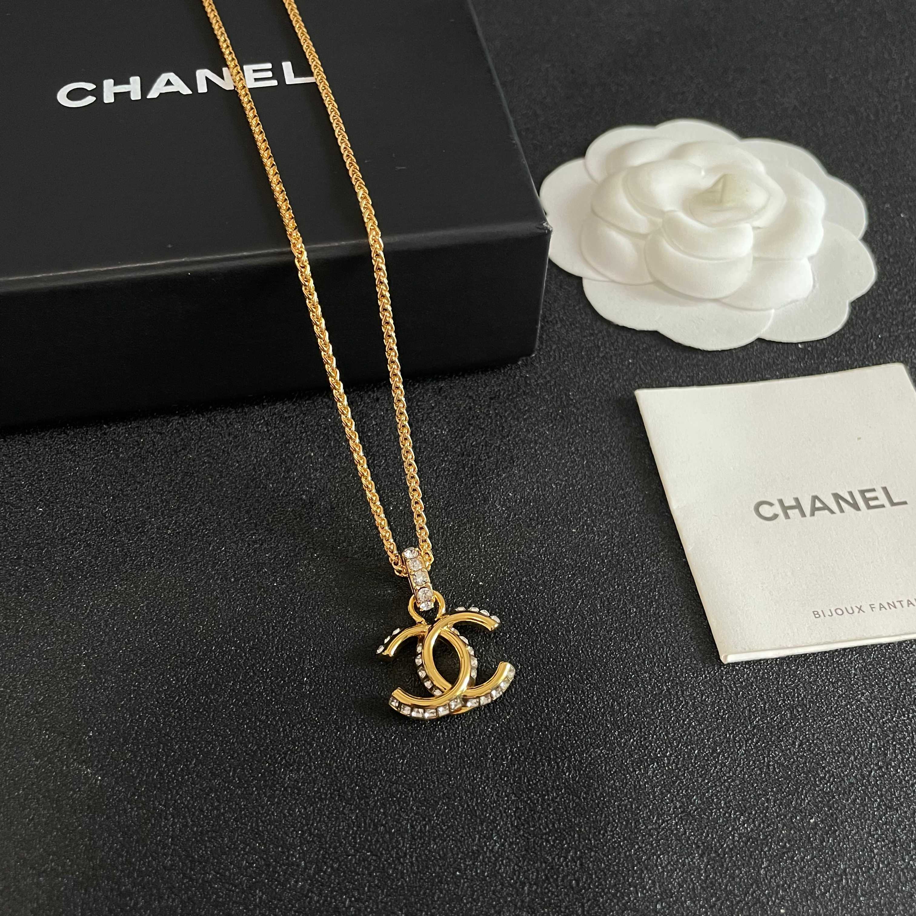 Chanel香奈儿 中古 字母项链👀小香家的款式真心无需多介绍😘🎶每一款都超好看，精致大方，非常显气质.