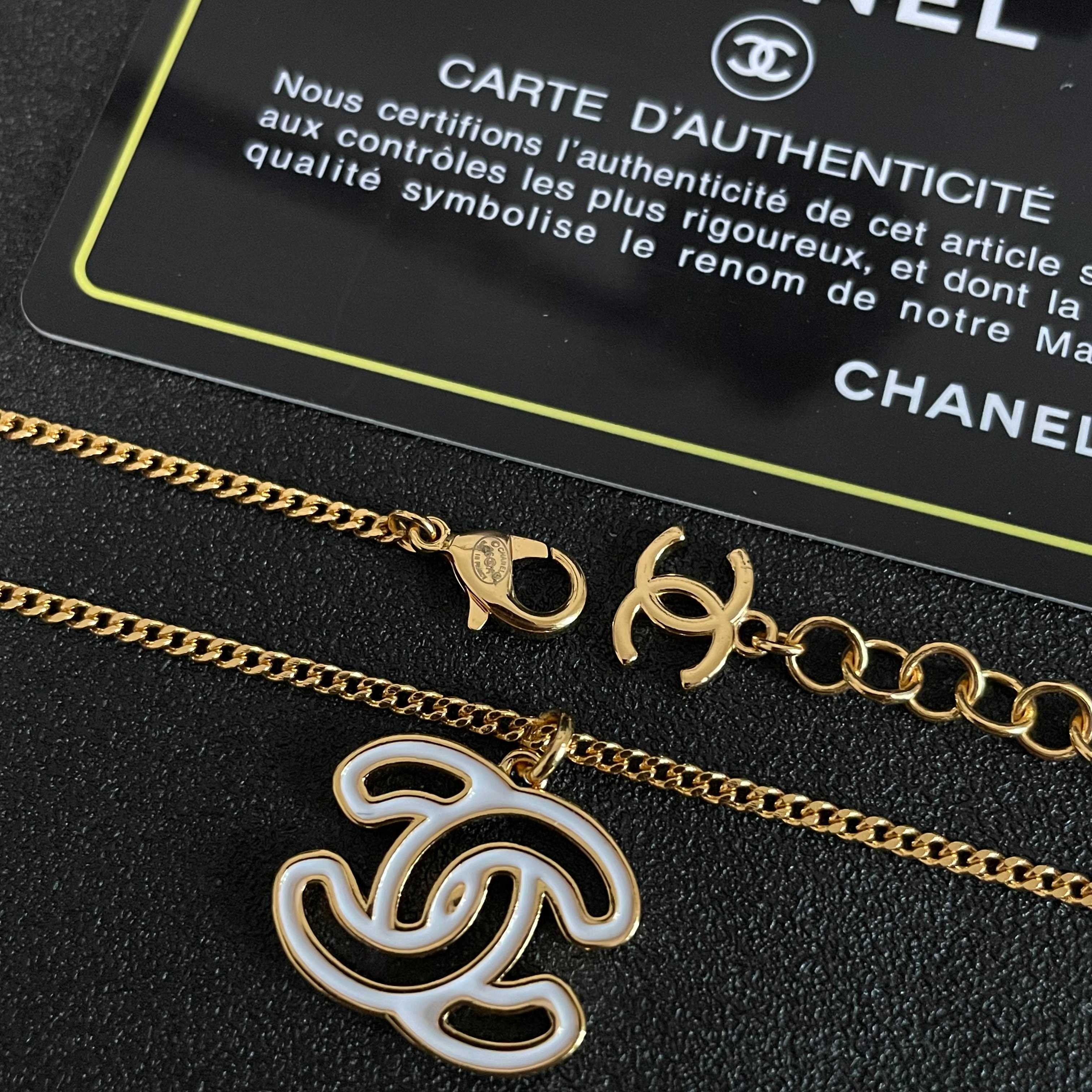Chanel香奈儿 中古 字母项链👀小香家的款式真心无需多介绍😘🎶每一款都超好看，精致大方，非常显气质.