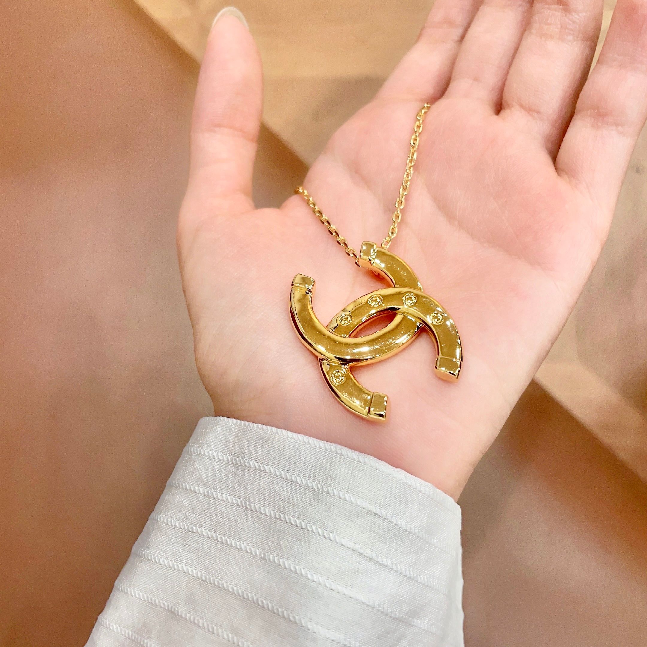 Chanel香奈儿 中古 字母项链👀小香家的款式真心无需多介绍😘🎶每一款都超好看，精致大方，非常显气质.