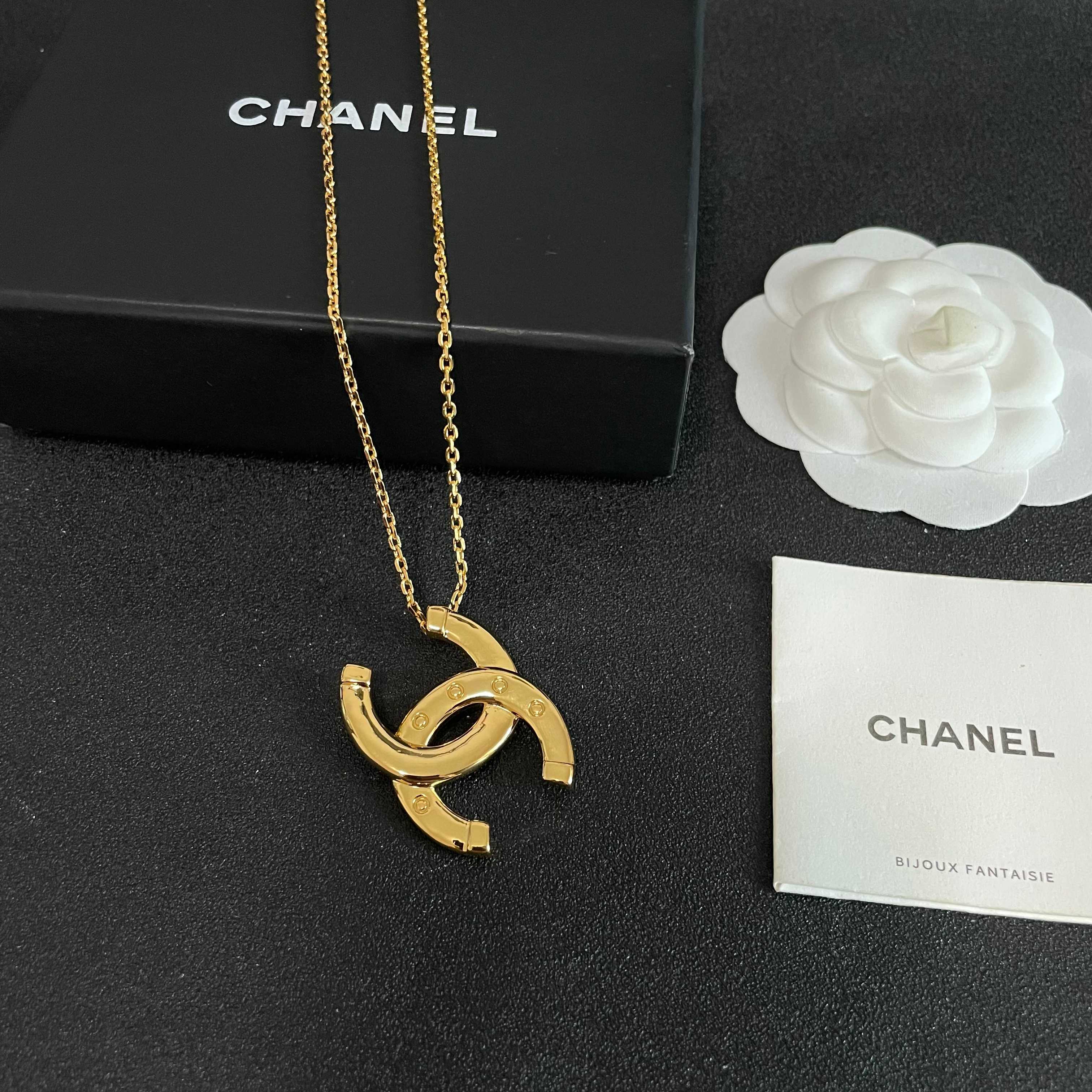 Chanel香奈儿 中古 字母项链👀小香家的款式真心无需多介绍😘🎶每一款都超好看，精致大方，非常显气质.