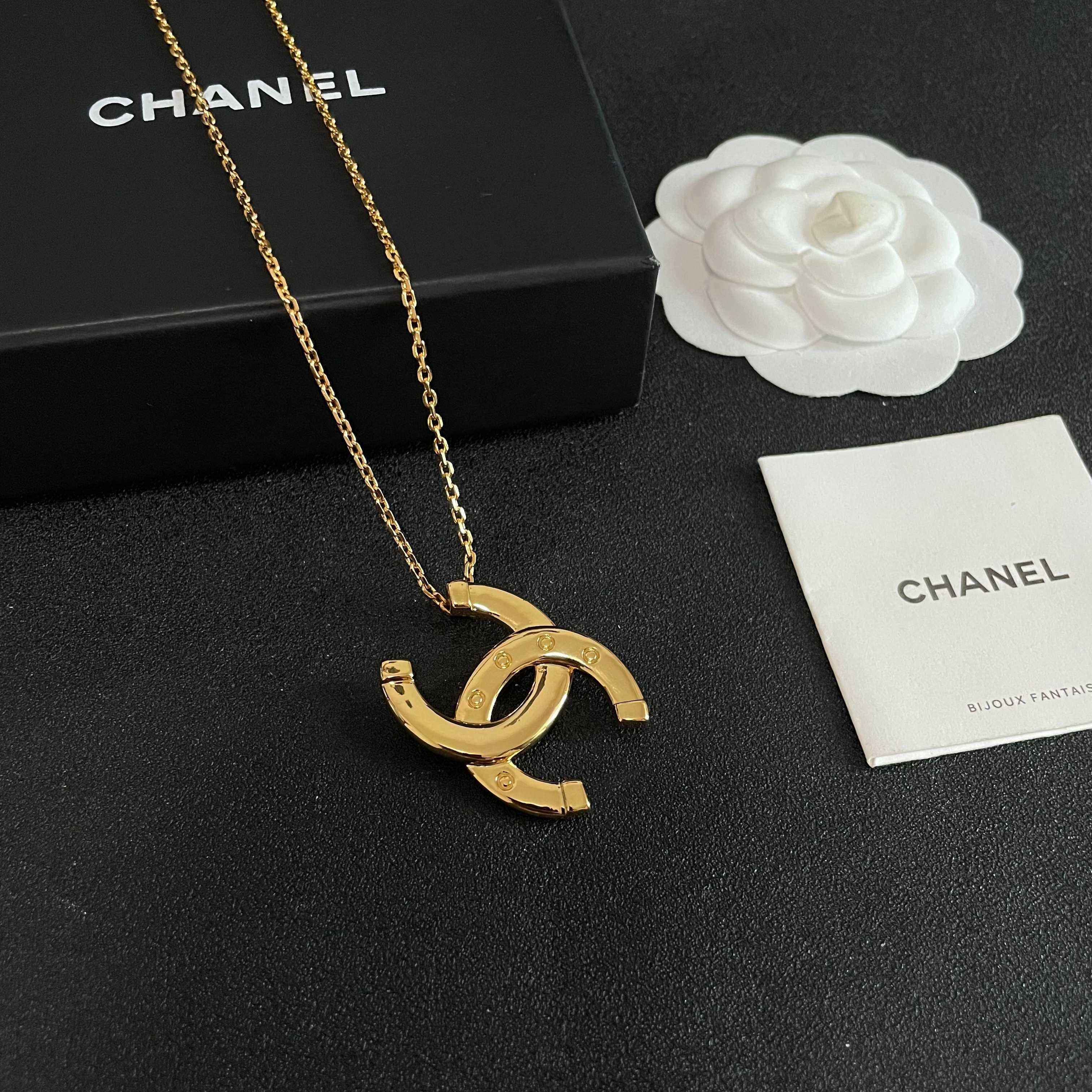 Chanel香奈儿 中古 字母项链👀小香家的款式真心无需多介绍😘🎶每一款都超好看，精致大方，非常显气质.