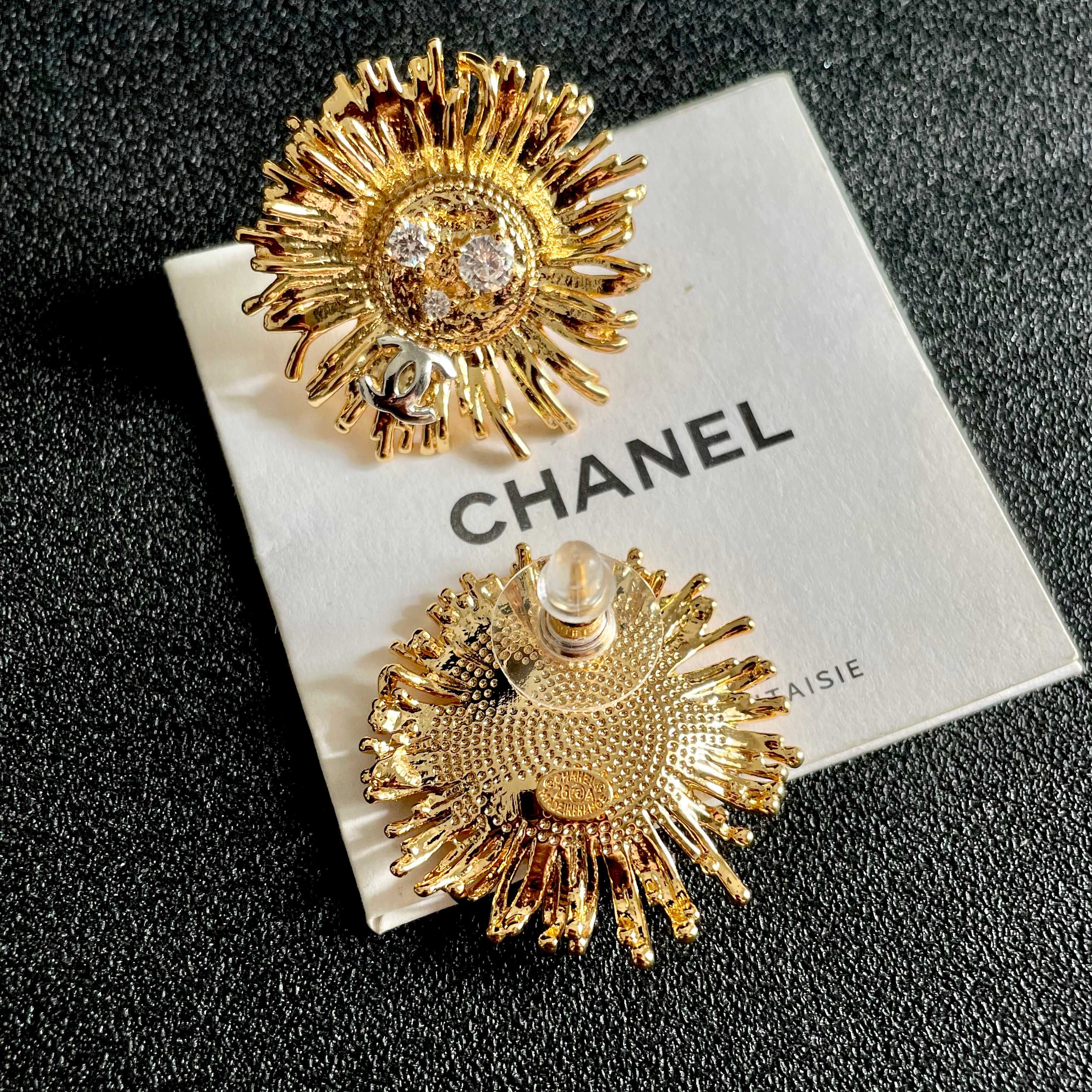 Chanel香奈儿 中古 耳钉👀小香家的款式真心无需多介绍😘🎶每一款都超好看，精致大方，非常显气质.