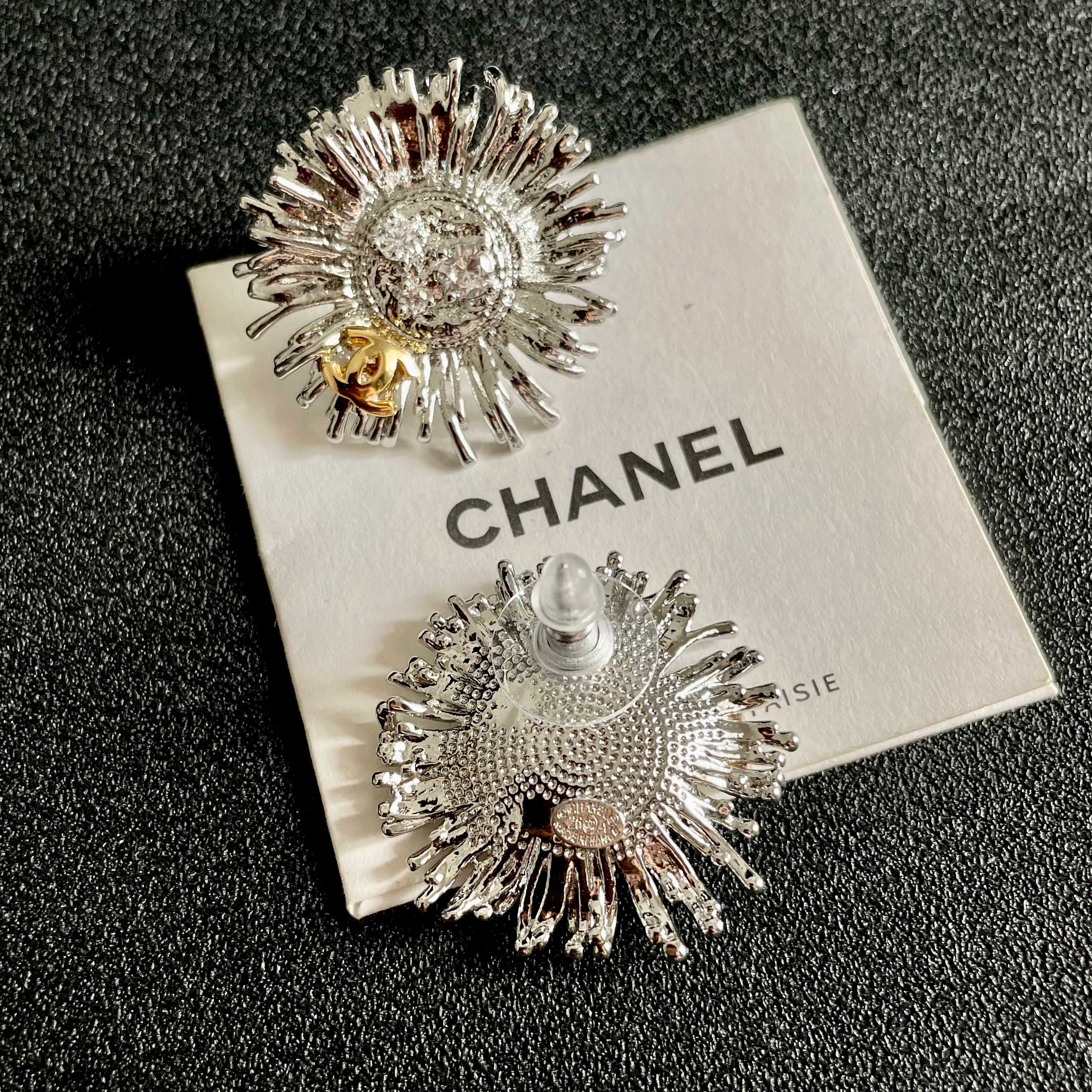 Chanel香奈儿 中古 耳钉👀小香家的款式真心无需多介绍😘🎶每一款都超好看，精致大方，非常显气质.