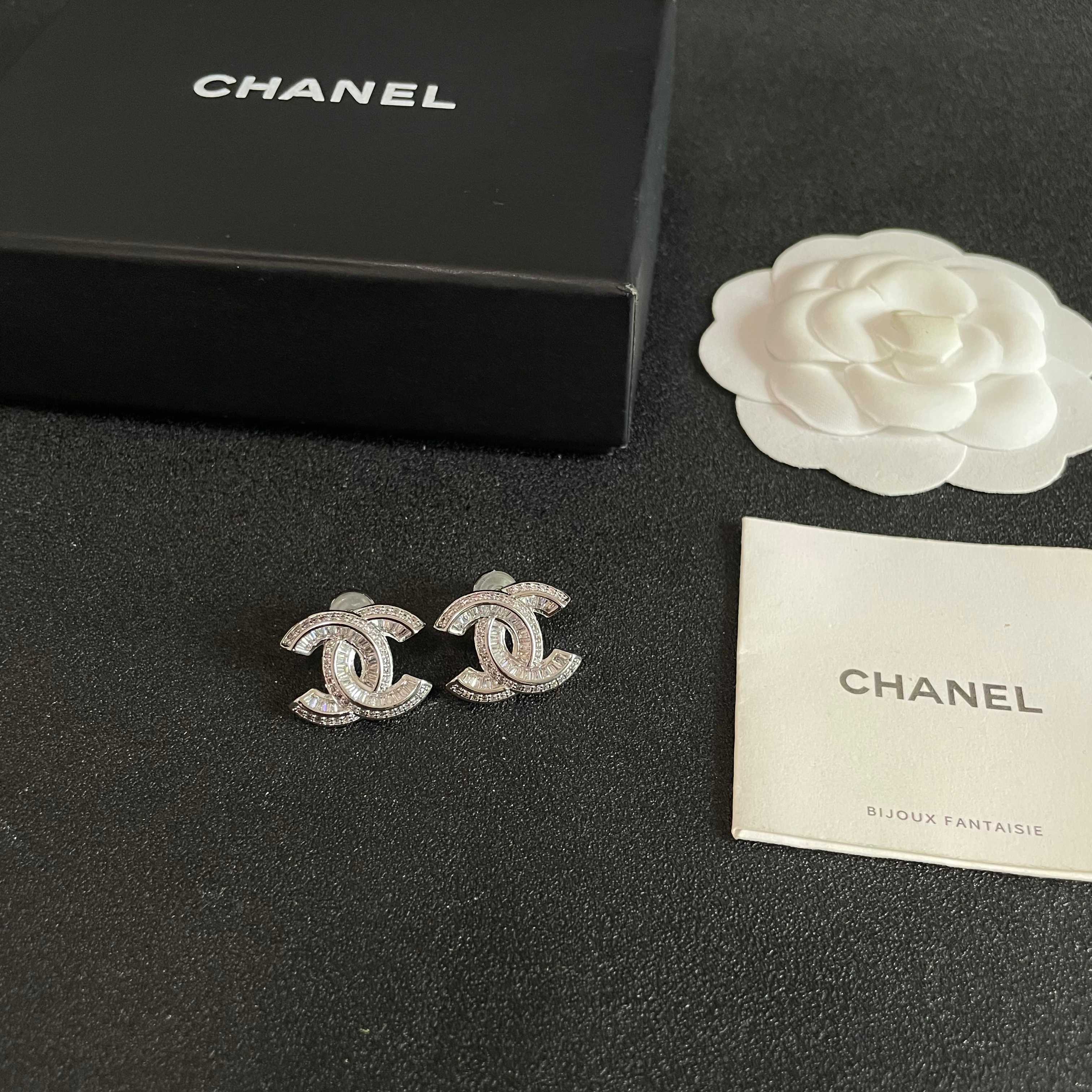 Chanel香奈儿 中古 耳钉👀小香家的款式真心无需多介绍😘🎶每一款都超好看，精致大方，非常显气质.